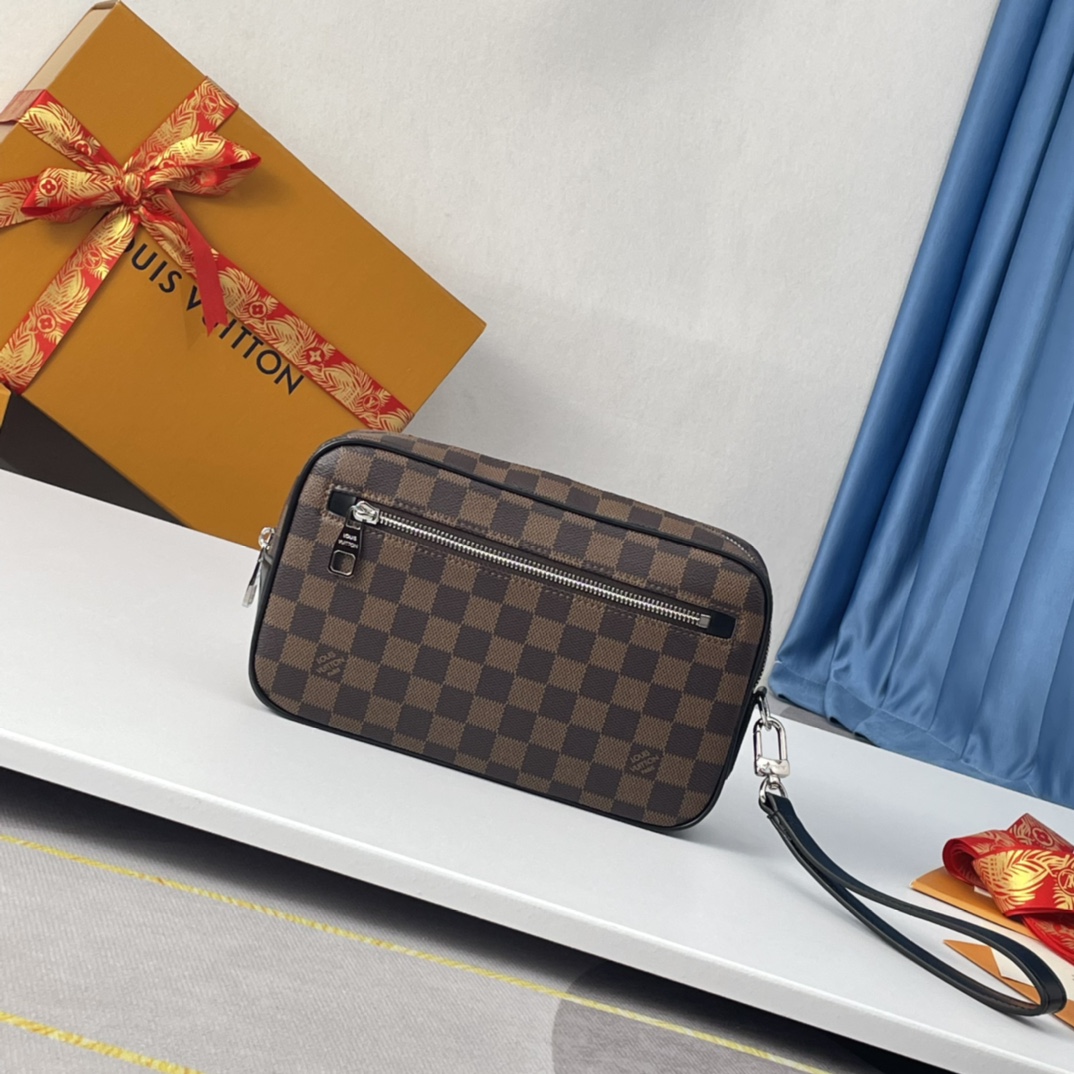 루이비통 N41664 브라운 컬러의 카사이 클러치는 넉넉한 지퍼 여밈과 다양한 다미에 Louis Vuitton Bag