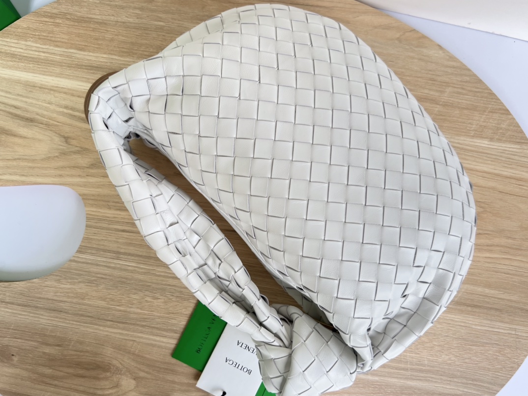 Bottega Veneta Batch 980 JODIE large size comes out ~ 690225. It is much more practical than the small size. The shape is still fashionable and g