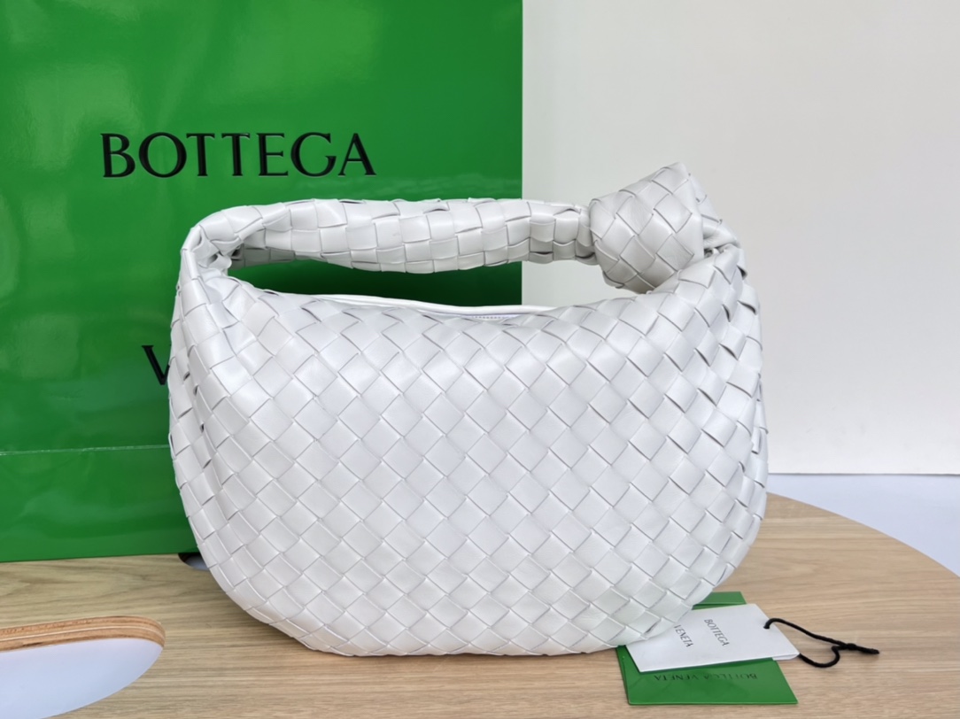 Bottega Veneta Batch 980 JODIE large size comes out ~ 690225. It is much more practical than the small size. The shape is still fashionable and g