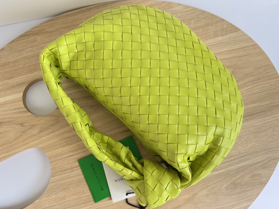 Bottega Veneta Batch 980 JODIE large size comes out ~ 690225. It is much more practical than the small size. The shape is still fashionable and g