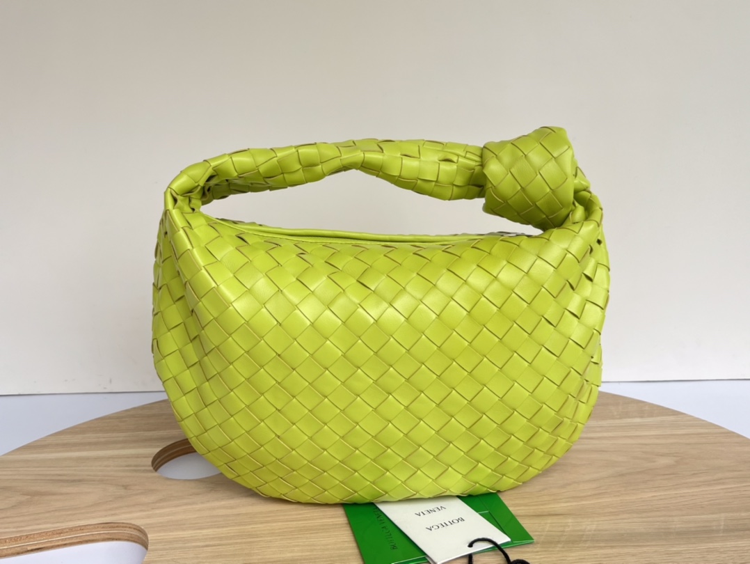 Bottega Veneta Batch 980 JODIE large size comes out ~ 690225. It is much more practical than the small size. The shape is still fashionable and g