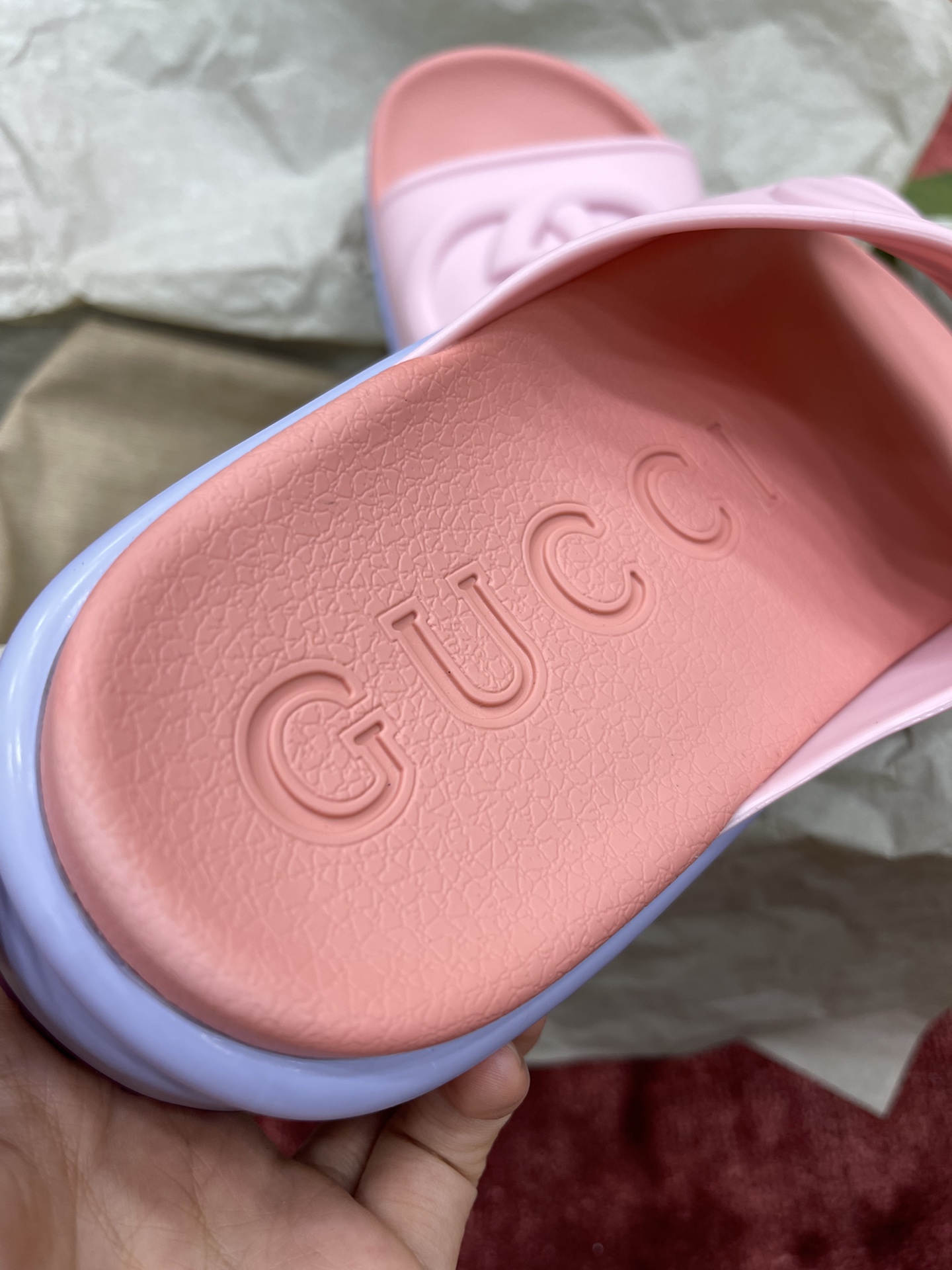 La plantilla está hecha de material PU con película absorbente. Las características del PU son suavidad y resistencia, …