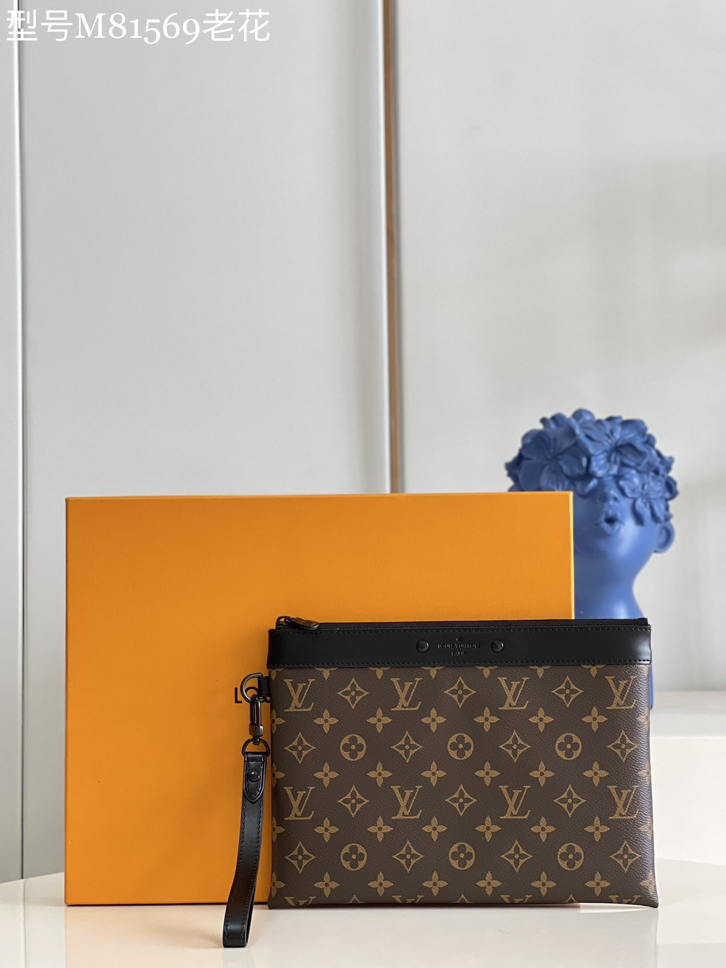 NO:398957,[Exclusive real-life M81569 presbyterian] With a stylish and capable design, it becomes a brand new poscellTo with existing bags or Brives shells. Single-picture Ibrahimovic canvas material. It has enough space to accommodate files. Small digital equipment and various personal necessities. Accessories that can be easily carried with a deformed wrist strap. size30x21x2cm. C.,LV [original leather],louis vuitton.19860909【独家实拍M81569老花】以时尚而干练的设计 成为现有包或布里夫斯外壳的全新poscellTo 单图伊布帆布材质 具备足够空间容纳文件 小型数码设备及各种个人必需品的物件 利用脱型手腕束带可方便携带的饰品 size30x21x2cm C.,LV【原厂皮】,louis vuitton,Bag