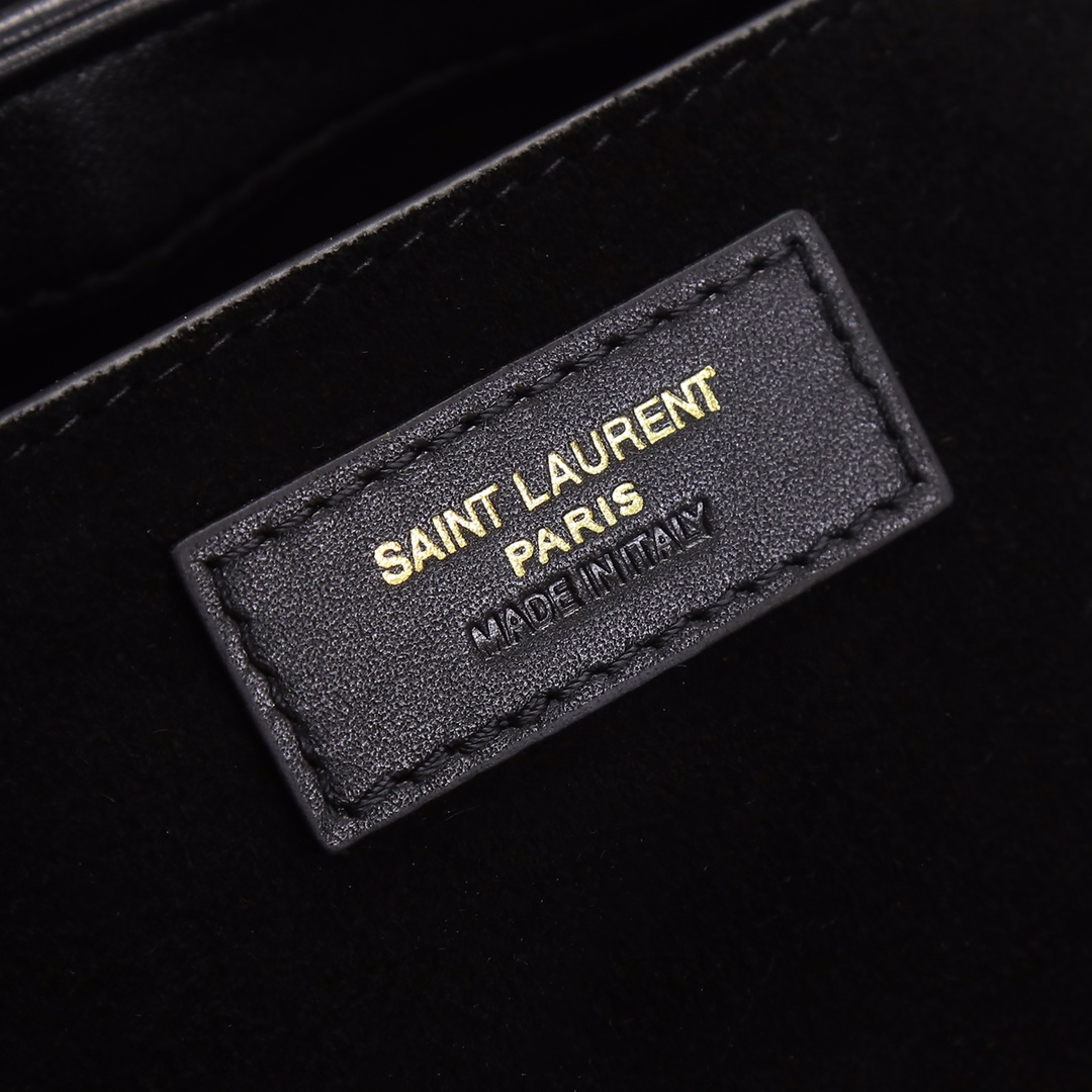 P¥550！【独家实拍背景】🔥 原厂皮👍YSL LE 57腋下包 。这款包型个人预言爆款的，看往年品牌的产品热度都是居高的，这次腋下这款设计倒不是一眼夺人眼球的包品，可看多几眼却是很勾人心弦；整个包型百搭又大气。是这个夏天入手的不二选择了。 
尺寸：24 *18 *5.5cm
型号：698567