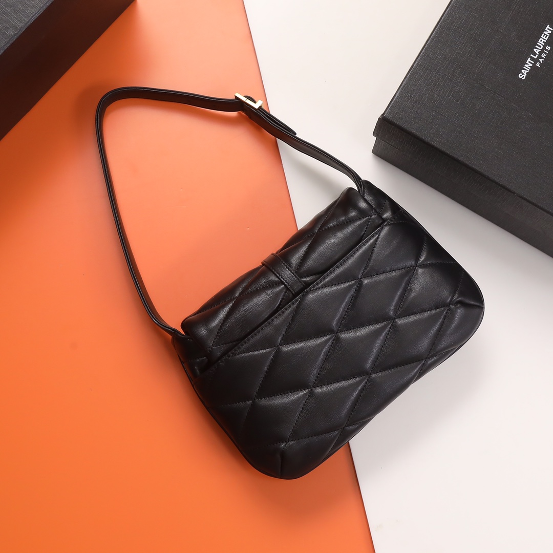 P¥550！【独家实拍背景】🔥 原厂皮👍YSL LE 57腋下包 。这款包型个人预言爆款的，看往年品牌的产品热度都是居高的，这次腋下这款设计倒不是一眼夺人眼球的包品，可看多几眼却是很勾人心弦；整个包型百搭又大气。是这个夏天入手的不二选择了。 
尺寸：24 *18 *5.5cm
型号：698567
