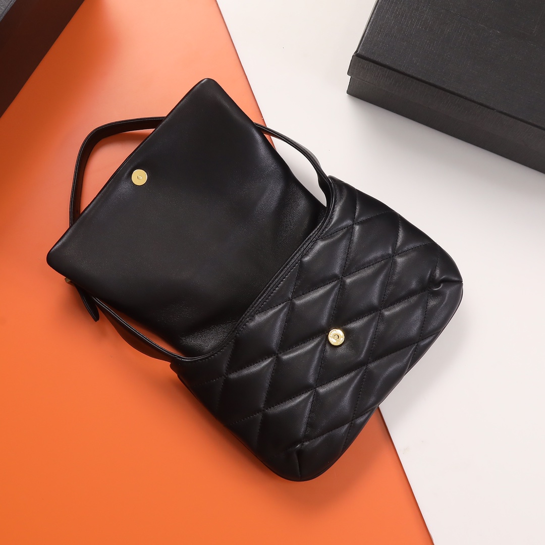 P¥550！【独家实拍背景】🔥 原厂皮👍YSL LE 57腋下包 。这款包型个人预言爆款的，看往年品牌的产品热度都是居高的，这次腋下这款设计倒不是一眼夺人眼球的包品，可看多几眼却是很勾人心弦；整个包型百搭又大气。是这个夏天入手的不二选择了。 
尺寸：24 *18 *5.5cm
型号：698567