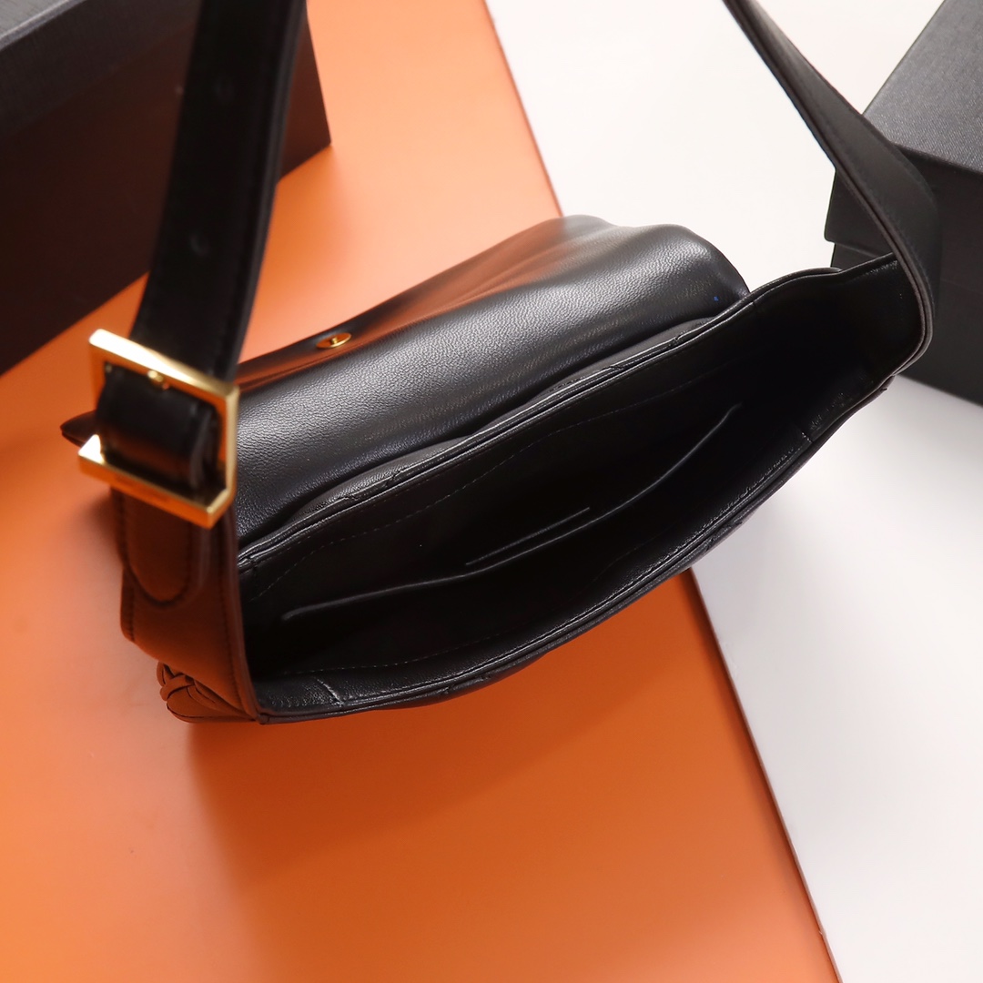 P¥550！【独家实拍背景】🔥 原厂皮👍YSL LE 57腋下包 。这款包型个人预言爆款的，看往年品牌的产品热度都是居高的，这次腋下这款设计倒不是一眼夺人眼球的包品，可看多几眼却是很勾人心弦；整个包型百搭又大气。是这个夏天入手的不二选择了。 
尺寸：24 *18 *5.5cm
型号：698567