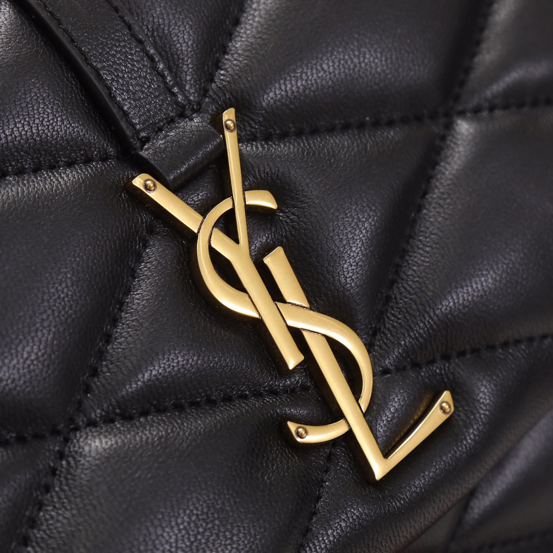 P¥550！【独家实拍背景】🔥 原厂皮👍YSL LE 57腋下包 。这款包型个人预言爆款的，看往年品牌的产品热度都是居高的，这次腋下这款设计倒不是一眼夺人眼球的包品，可看多几眼却是很勾人心弦；整个包型百搭又大气。是这个夏天入手的不二选择了。 
尺寸：24 *18 *5.5cm
型号：698567