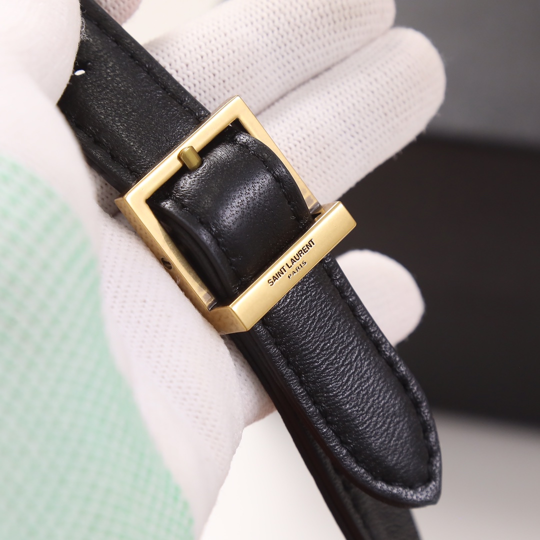 P¥550！【独家实拍背景】🔥 原厂皮👍YSL LE 57腋下包 。这款包型个人预言爆款的，看往年品牌的产品热度都是居高的，这次腋下这款设计倒不是一眼夺人眼球的包品，可看多几眼却是很勾人心弦；整个包型百搭又大气。是这个夏天入手的不二选择了。 
尺寸：24 *18 *5.5cm
型号：698567