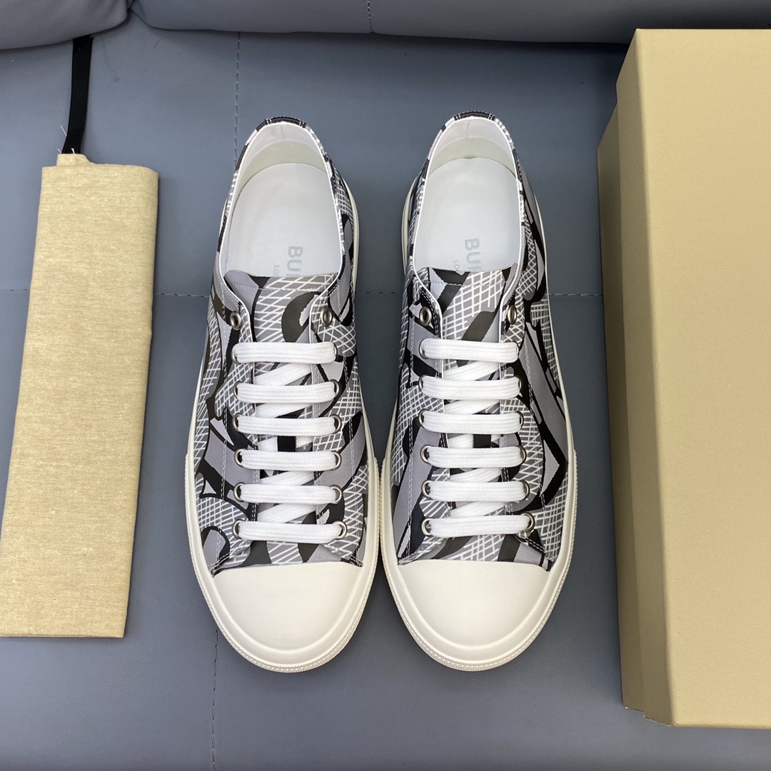 I5 Burberry  2022巴宝莉 Burberry 家男士经典低帮运动鞋，以 Vintage 复古格纹棉与哑光小牛皮材质焕新演绎，装饰焕新的品牌徽标。头层牛皮内里，鞋跟饰有 Burberry 字母压花徽标，TPU原版大底