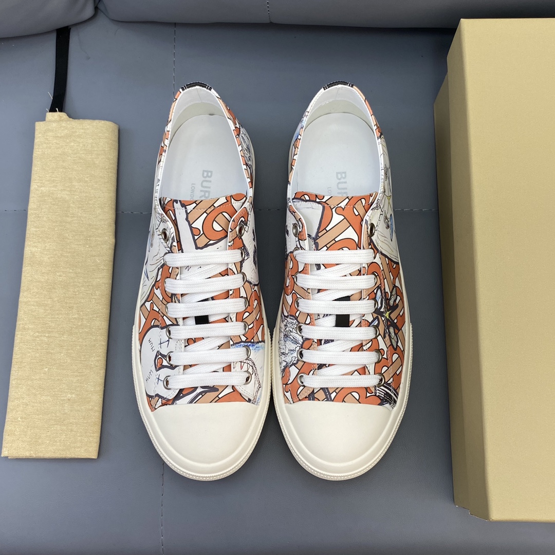 I5 Burberry  2022巴宝莉 Burberry 家男士经典低帮运动鞋，以 Vintage 复古格纹棉与哑光小牛皮材质焕新演绎，装饰焕新的品牌徽标。头层牛皮内里，鞋跟饰有 Burberry 字母压花徽标，TPU原版大底