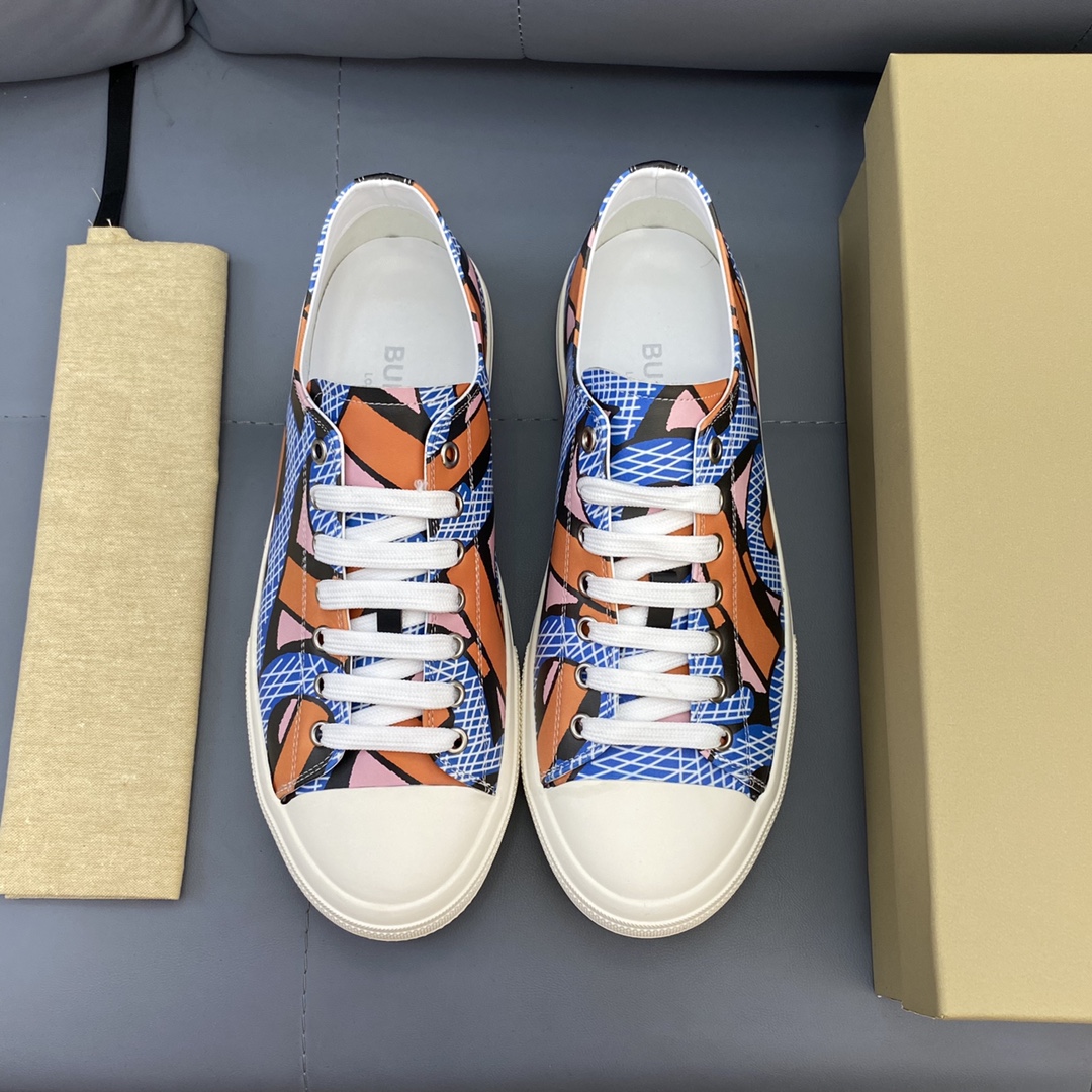 I5 Burberry  2022巴宝莉 Burberry 家男士经典低帮运动鞋，以 Vintage 复古格纹棉与哑光小牛皮材质焕新演绎，装饰焕新的品牌徽标。头层牛皮内里，鞋跟饰有 Burberry 字母压花徽标，TPU原版大底