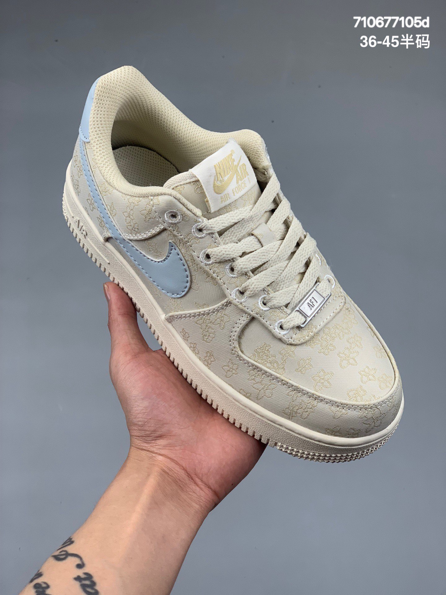 本地
公司级耐克 空军一号 陈冠希主理品牌！凝结CLOT x Nike Air Force 1 Premium 低帮 板鞋“蓝丝绸” 原装夜光水晶外底 鞋面则采用了原装丝绸材质，质感和细节纹理都格外的精细，同时有着浓厚的中国面料气质 “丝绸” 的鞋面之下依然暗藏玄机！撕开之后则露出金色线条勾勒的图纹 龙凤元素加入其中·DR6402.Size:36-45半码
编码：710677105d