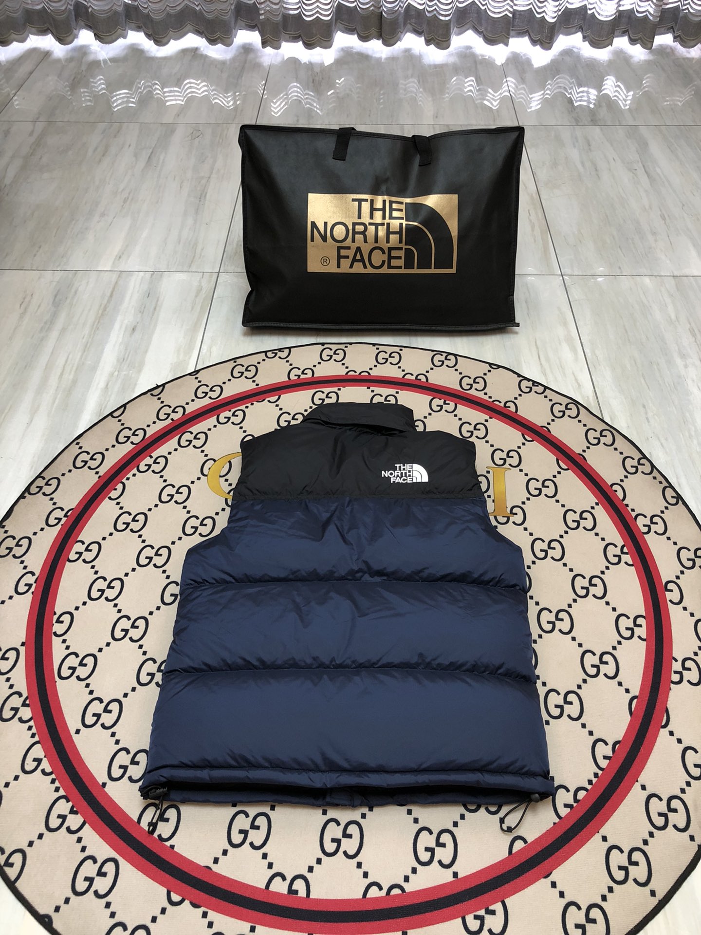 批发💰290 核心代理💰240
The North Face/北面1996Nuptse|4NCH ICON羽绒马甲
原版正品开版,面料采用正品面料供应商同厂产品,细格尼龙无胆防绒面料,和正品一样的轻盈且保暖,羽绒严格使用国标90白鸭绒,做到最好的蓬松度,让羽绒真正的与皮肤无限接近,这样才能锁住更多热量,达到最好的保暖效果! 做工方面也采用成衣整件分格充绒工艺,在北面这种轻薄面料的羽绒服实现不跑绒情况!简洁的版型+多种颜色的选择使得这款羽绒马甲可以让男女老少全都驾驭,不挑人,一大家齐上阵也不会显得不和谐!后领帽子可以在不使用的时候收进衣领,多功能处还体现在整件衣服可以缩放到下口袋里成一个小包状,内部安全拉链手提袋。总之一句话:从面料到一个扣子全部原版复刻,你的最佳选择!
尺码:XS-XXL