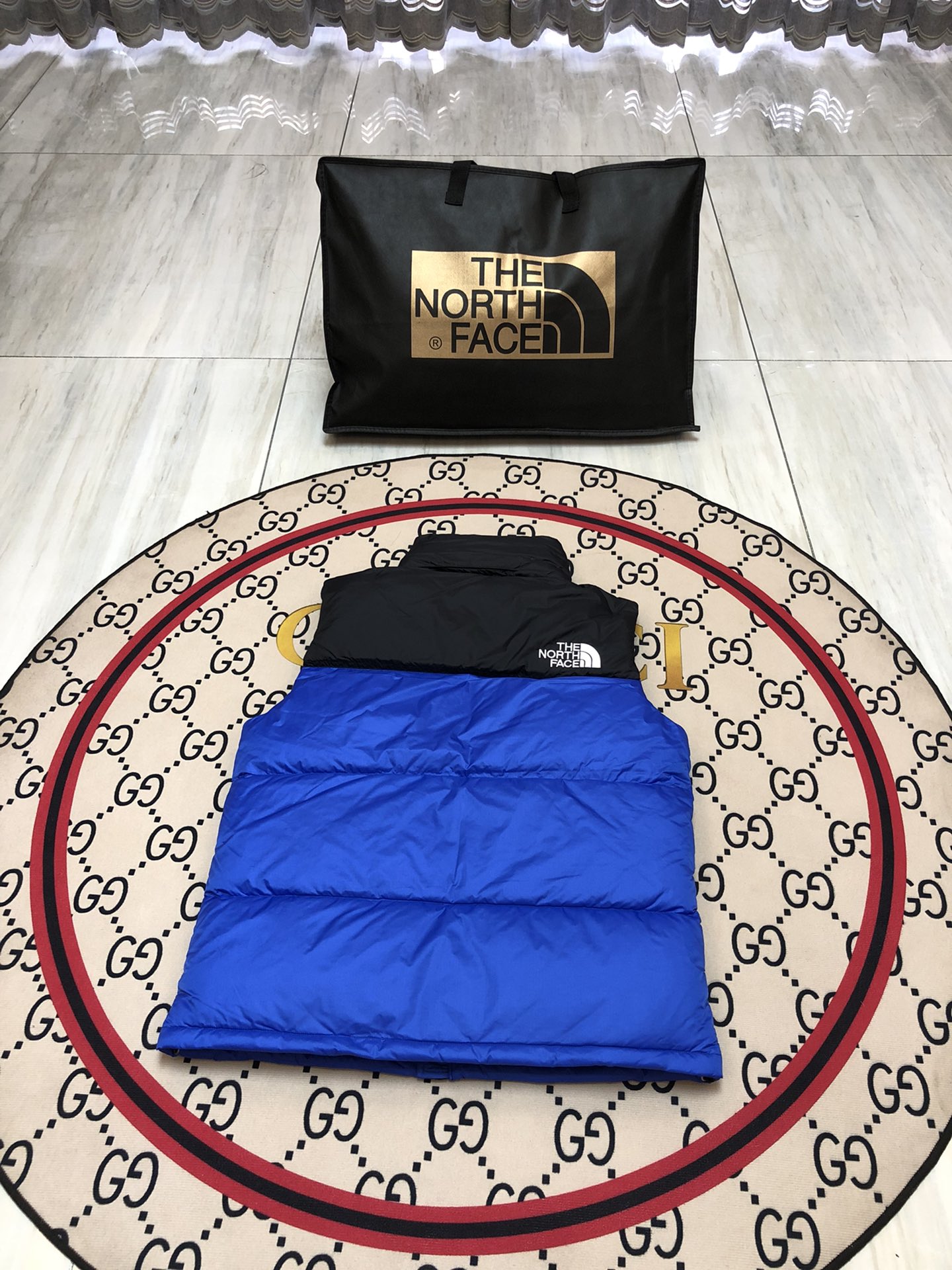 批发💰290 核心代理💰240
The North Face/北面1996Nuptse|4NCH ICON羽绒马甲
原版正品开版,面料采用正品面料供应商同厂产品,细格尼龙无胆防绒面料,和正品一样的轻盈且保暖,羽绒严格使用国标90白鸭绒,做到最好的蓬松度,让羽绒真正的与皮肤无限接近,这样才能锁住更多热量,达到最好的保暖效果! 做工方面也采用成衣整件分格充绒工艺,在北面这种轻薄面料的羽绒服实现不跑绒情况!简洁的版型+多种颜色的选择使得这款羽绒马甲可以让男女老少全都驾驭,不挑人,一大家齐上阵也不会显得不和谐!后领帽子可以在不使用的时候收进衣领,多功能处还体现在整件衣服可以缩放到下口袋里成一个小包状,内部安全拉链手提袋。总之一句话:从面料到一个扣子全部原版复刻,你的最佳选择!
尺码:XS-XXL