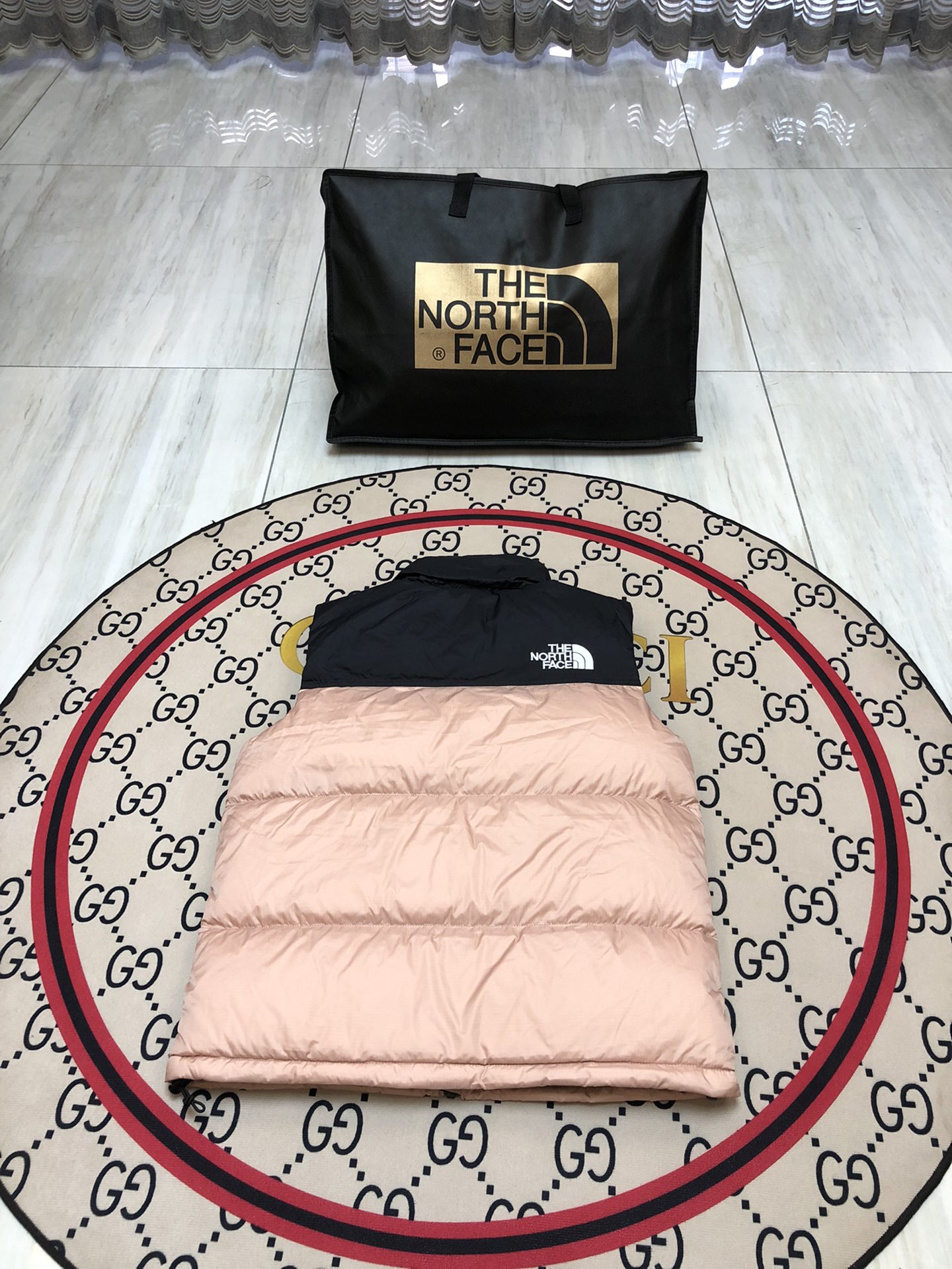批发💰290 核心代理💰240
The North Face/北面1996Nuptse|4NCH ICON羽绒马甲
原版正品开版,面料采用正品面料供应商同厂产品,细格尼龙无胆防绒面料,和正品一样的轻盈且保暖,羽绒严格使用国标90白鸭绒,做到最好的蓬松度,让羽绒真正的与皮肤无限接近,这样才能锁住更多热量,达到最好的保暖效果! 做工方面也采用成衣整件分格充绒工艺,在北面这种轻薄面料的羽绒服实现不跑绒情况!简洁的版型+多种颜色的选择使得这款羽绒马甲可以让男女老少全都驾驭,不挑人,一大家齐上阵也不会显得不和谐!后领帽子可以在不使用的时候收进衣领,多功能处还体现在整件衣服可以缩放到下口袋里成一个小包状,内部安全拉链手提袋。总之一句话:从面料到一个扣子全部原版复刻,你的最佳选择!
尺码:XS-XXL