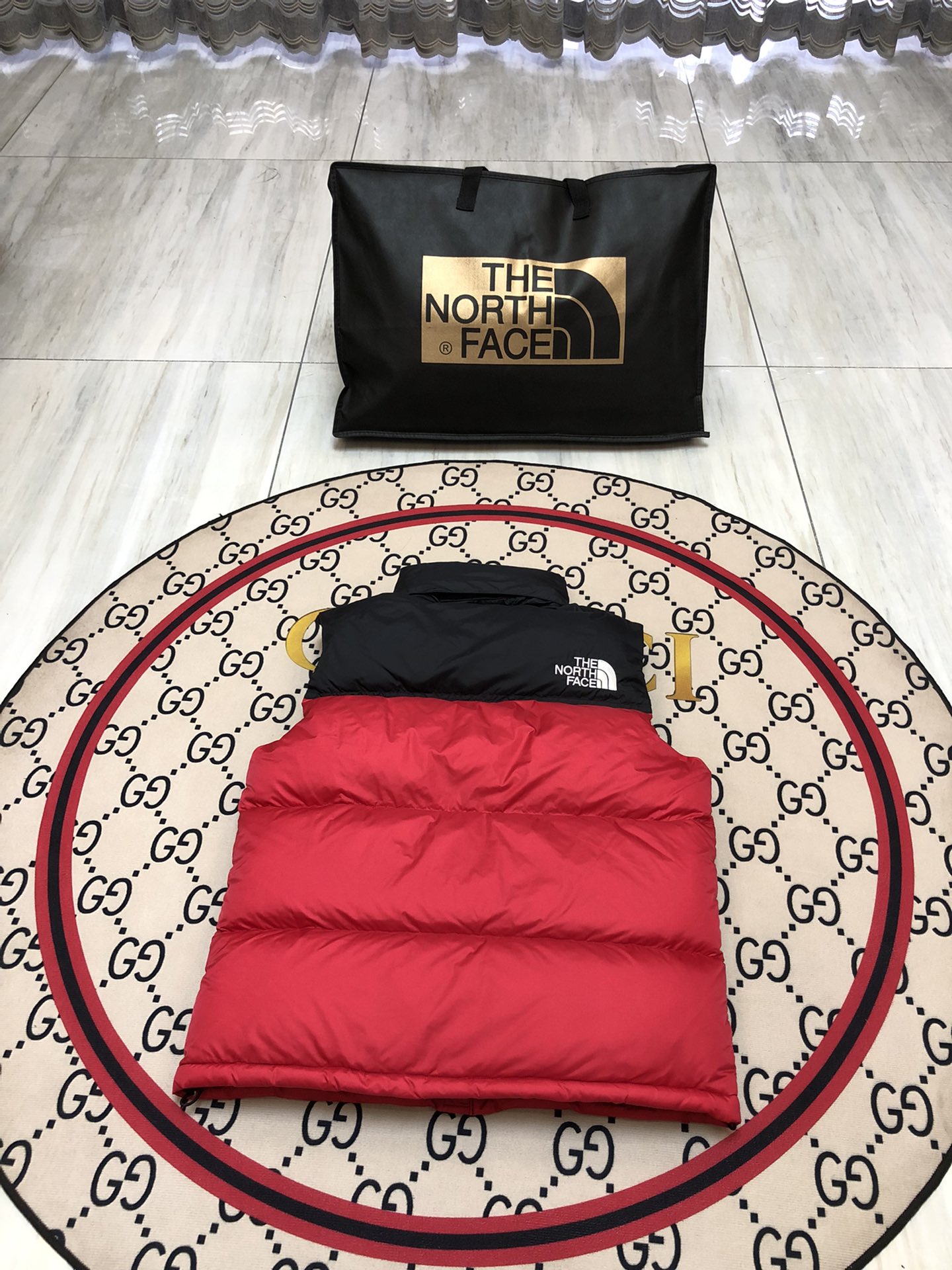批发💰290 核心代理💰240
The North Face/北面1996Nuptse|4NCH ICON羽绒马甲
原版正品开版,面料采用正品面料供应商同厂产品,细格尼龙无胆防绒面料,和正品一样的轻盈且保暖,羽绒严格使用国标90白鸭绒,做到最好的蓬松度,让羽绒真正的与皮肤无限接近,这样才能锁住更多热量,达到最好的保暖效果! 做工方面也采用成衣整件分格充绒工艺,在北面这种轻薄面料的羽绒服实现不跑绒情况!简洁的版型+多种颜色的选择使得这款羽绒马甲可以让男女老少全都驾驭,不挑人,一大家齐上阵也不会显得不和谐!后领帽子可以在不使用的时候收进衣领,多功能处还体现在整件衣服可以缩放到下口袋里成一个小包状,内部安全拉链手提袋。总之一句话:从面料到一个扣子全部原版复刻,你的最佳选择!
尺码:XS-XXL