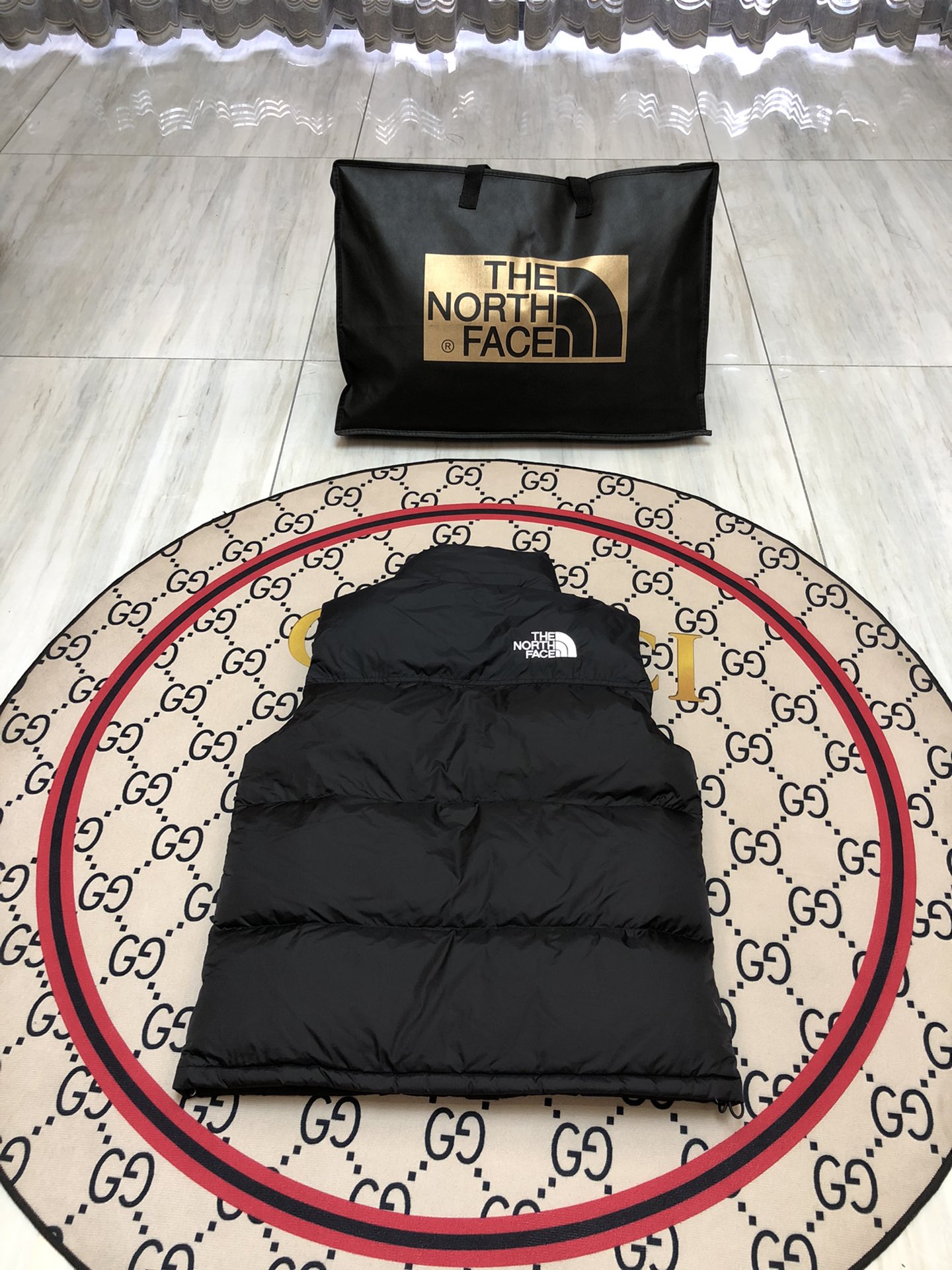 批发💰290 核心代理💰240
The North Face/北面1996Nuptse|4NCH ICON羽绒马甲
原版正品开版,面料采用正品面料供应商同厂产品,细格尼龙无胆防绒面料,和正品一样的轻盈且保暖,羽绒严格使用国标90白鸭绒,做到最好的蓬松度,让羽绒真正的与皮肤无限接近,这样才能锁住更多热量,达到最好的保暖效果! 做工方面也采用成衣整件分格充绒工艺,在北面这种轻薄面料的羽绒服实现不跑绒情况!简洁的版型+多种颜色的选择使得这款羽绒马甲可以让男女老少全都驾驭,不挑人,一大家齐上阵也不会显得不和谐!后领帽子可以在不使用的时候收进衣领,多功能处还体现在整件衣服可以缩放到下口袋里成一个小包状,内部安全拉链手提袋。总之一句话:从面料到一个扣子全部原版复刻,你的最佳选择!
尺码:XS-XXL