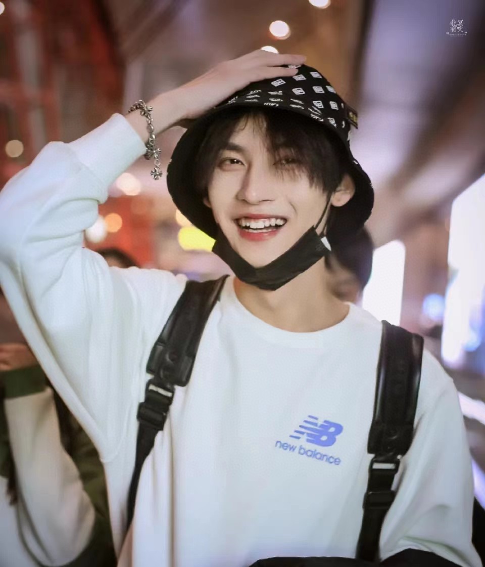 Chrome Hearts 𝐂𝐡𝐫𝐨𝐦𝐞 𝐡𝐞𝐚𝐫𝐭𝐬克罗心 九节十字架花手链