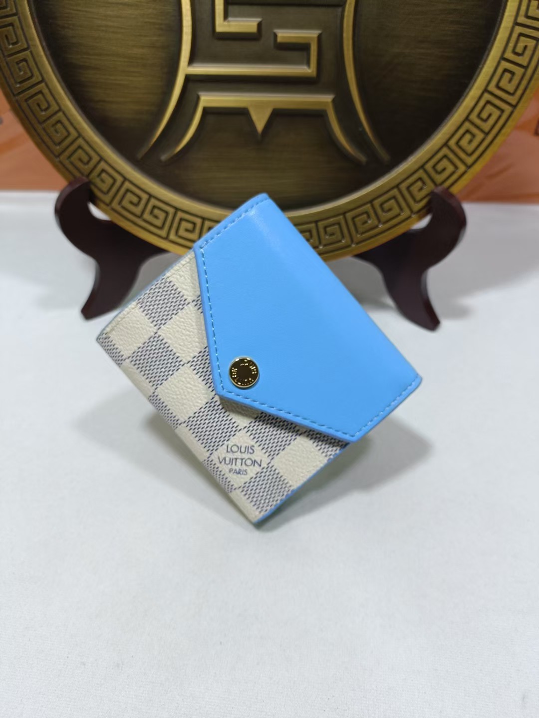 Genuine leather short wallet, open with card slots