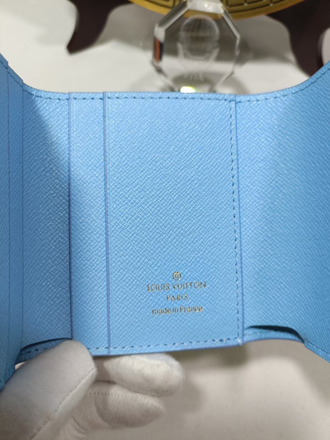 Genuine leather short wallet, product in use