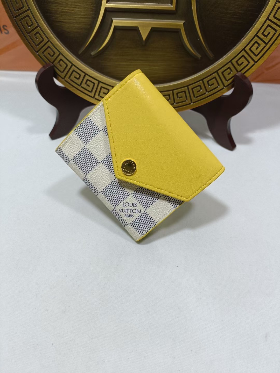 Genuine leather short wallet, open with card slots