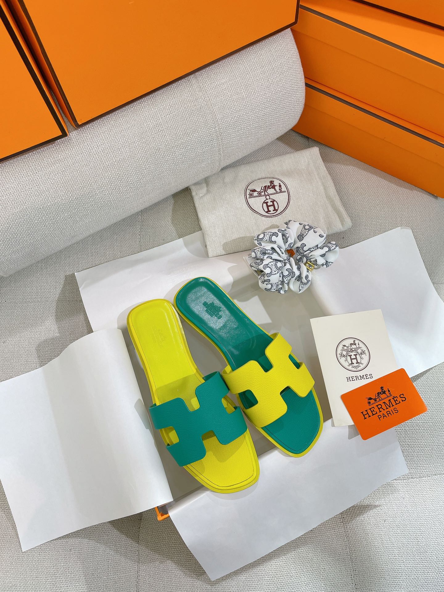 NO:253750,New H brand. Spring and summer. [New version pure white] H-shaped palm pattern Oran flat slippers. New color on the official website, the new color of the mandarin duck color patchwork is innovatively used in the mandarin duck splicing design, the color matching is more bold. What is the reason not to be moved by him. The top-level original quality of the market is upgraded every year. The colors are all customized for the purchased ZP, the classic H-shaped lady design, and must-have for spring and summer~ Those who know the goods come, this year's last, leather, and dyed leather soles have been upgraded. The H-former leather fixed dyed YB palm pattern cowhide are all customized for this Oran series. PS: Determine the best version of the sole~ Full leather edge strip Italian leather outsole, the sole is the overall dyed without paint loss. Please distinguish it from the market Low goods, you get what you pay for, to ensure color mandarin duck color patchwork  This year, each pair of slippers will be accompanied by 2 Twilly scarves, which is convenient for everyone to make a second innovative combination. Whether it is tied on shoes or bags, or to tie their hair as a neckline scarf, it is very practical and it is our little care. Size 35-39 (40 sizes can be customized without return and exchange) Full package with H, slippers, slippers, cowhide, Leather soles19860909上新H牌.春夏.【新版纯白色】H型手掌纹Oran平底拖鞋  .官网新色,鸳鸯拼色新色的鞋垫创新采用鸳鸯拼接设计,颜色搭配上更加大胆,还有什么理由不对他心动市面顶级原单品质,每年都升级的Oran系列款式,颜色全部对购入的ZP定制,经典的H型贵妇名媛设计,.春夏必入~ 懂货的来,今年的楦型、皮料、透染真皮鞋底都有升级,H原版皮定染YB手掌纹牛皮,都专为这款Oran系列而定制.PS:认准最好版本鞋底~全真皮沿条意大利真皮大底,鞋底是整体透染的不掉漆. 请区别于市场Low货,一分钱一分货,保证  color鸳鸯拼色  今年每双拖鞋都会附赠2条Twilly丝巾,方便大家进行二次创新搭配,无论是绑鞋子包包上,或者自用绑头发作为领口小丝巾,都非常实用也是作为我们的一点小心意  码数35-39码（40码可定制不退换）  配H全套包装,拖鞋,slippers,cowhide,Leather soles,Women's Shoes