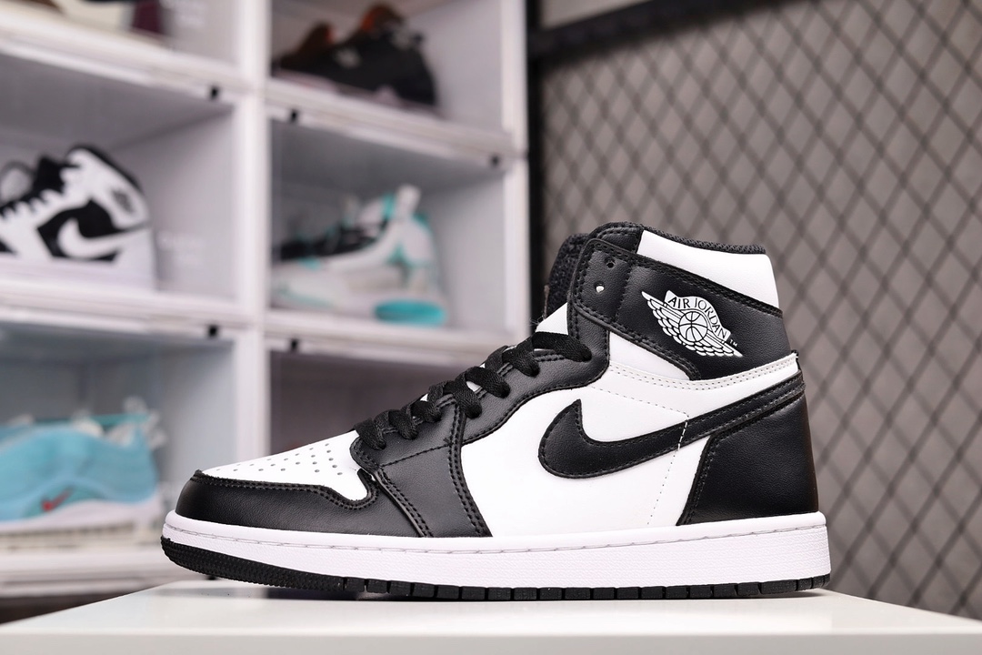 H0 头层 NK Air Jordan 1 黑白 专业乔丹极限压缩利润空间 超呼所想的高性价比 用料绝不含糊 上手即享受质感 工艺方面大到整体鞋型 漏斗收腰 底线拉帮 LOGO立体程度 小到针眼排布 载片对称 冲孔效果 鞋标规范 鞋垫背胶等等 无一不 是口碑收割 每双都是一个回头客