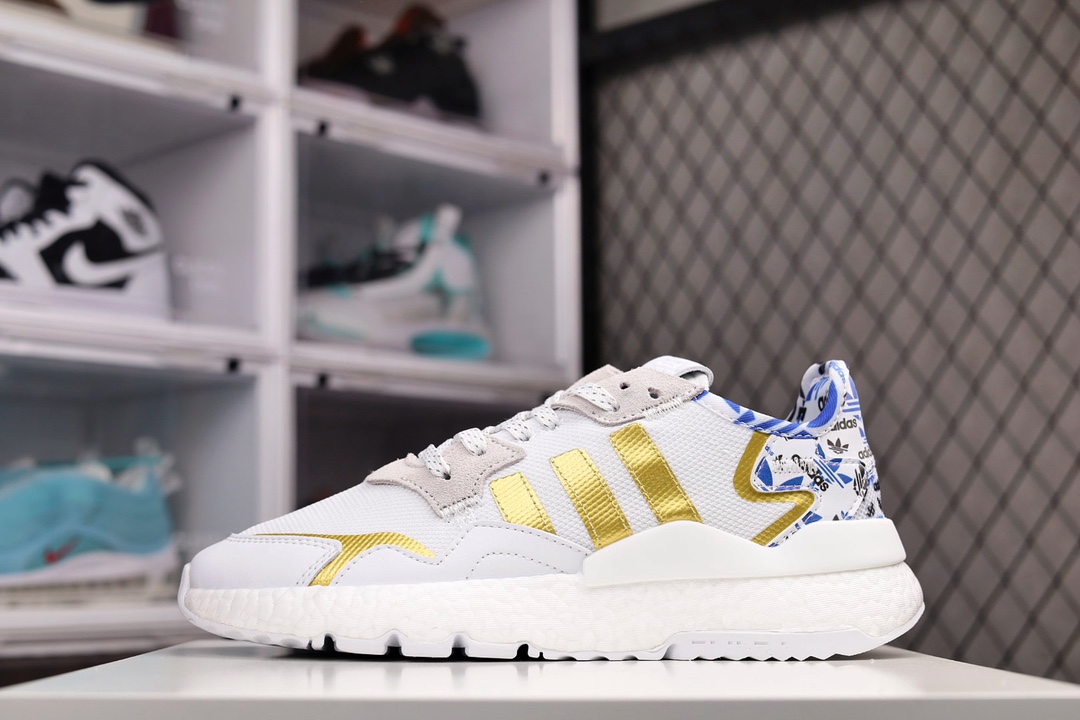 H0 公司级Adidas Nite Jogger 2019 Boost 夜行者新配色 复古跑鞋原厂材料 原厂大底 私家独模 网布搭配麂皮拼接打造鞋面 极具复古风格鞋头及鞋跟点缀3M反光设计极为亮眼中底采用全掌 Boost 科技，厚度相当可观，脚感极佳