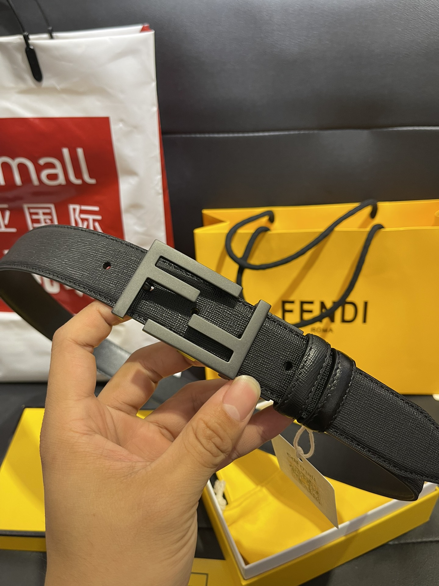 Fendi 同步礼盒 芬迪fendi 双面头层牛皮 十字纹 平纹双面可用，搭配精品五金砂黑工艺转动扣 休闲风格 可裁剪3.5宽度