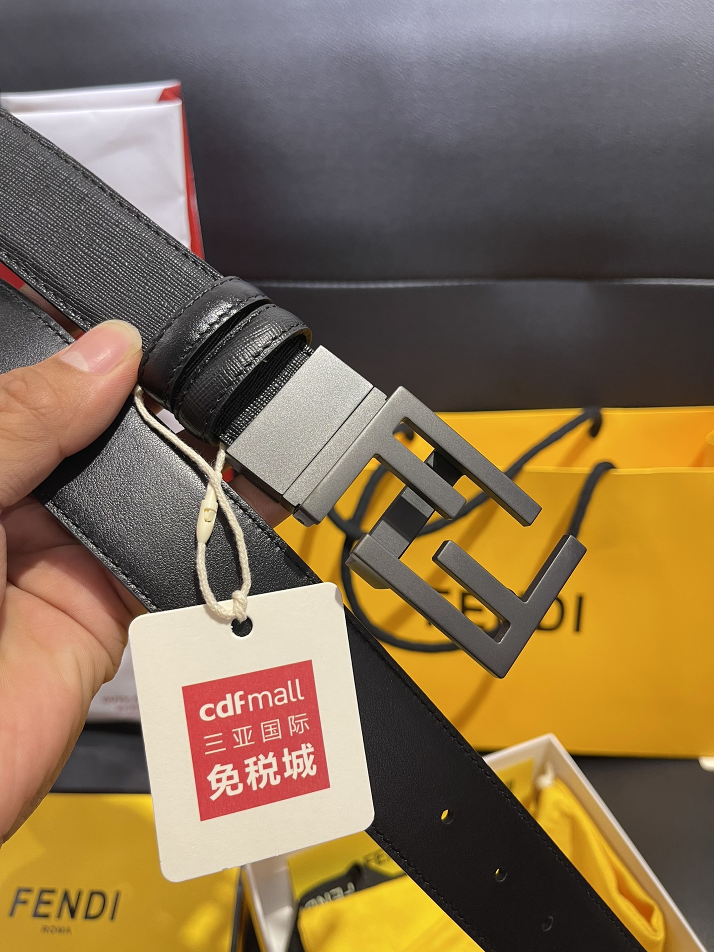 Fendi 同步礼盒 芬迪fendi 双面头层牛皮 十字纹 平纹双面可用，搭配精品五金砂黑工艺转动扣 休闲风格 可裁剪3.5宽度