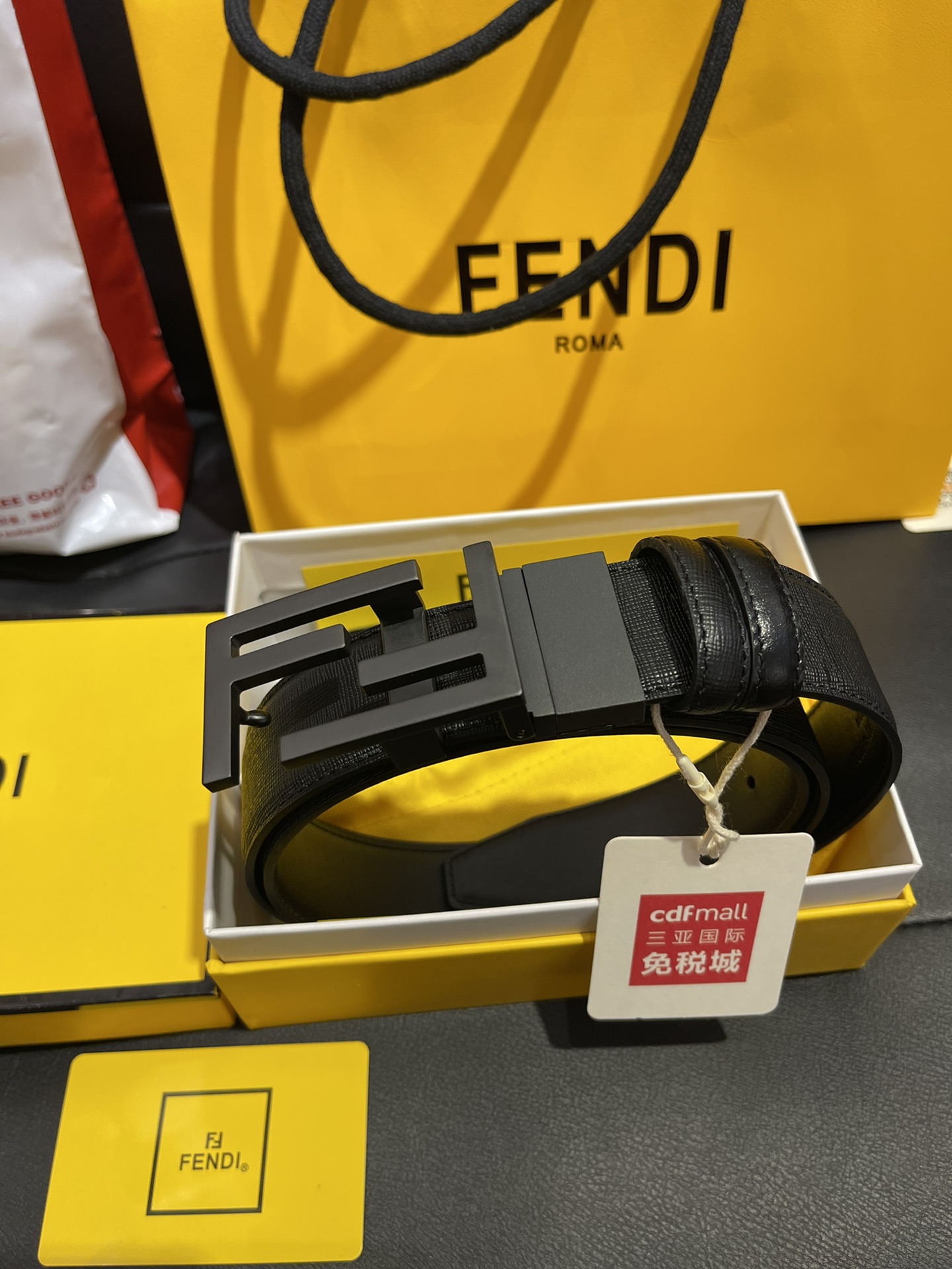 Fendi 同步礼盒 芬迪fendi 双面头层牛皮 十字纹 平纹双面可用，搭配精品五金砂黑工艺转动扣 休闲风格 可裁剪3.5宽度