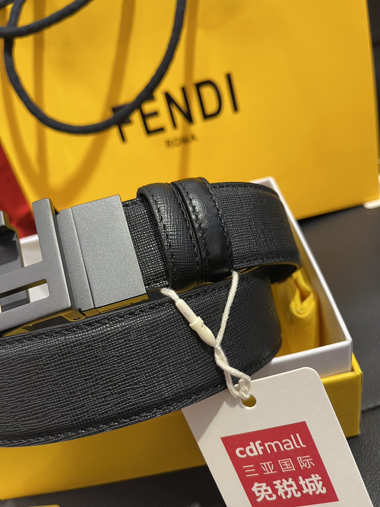 Fendi 同步礼盒 芬迪fendi 双面头层牛皮 十字纹 平纹双面可用，搭配精品五金砂黑工艺转动扣 休闲风格 可裁剪3.5宽度