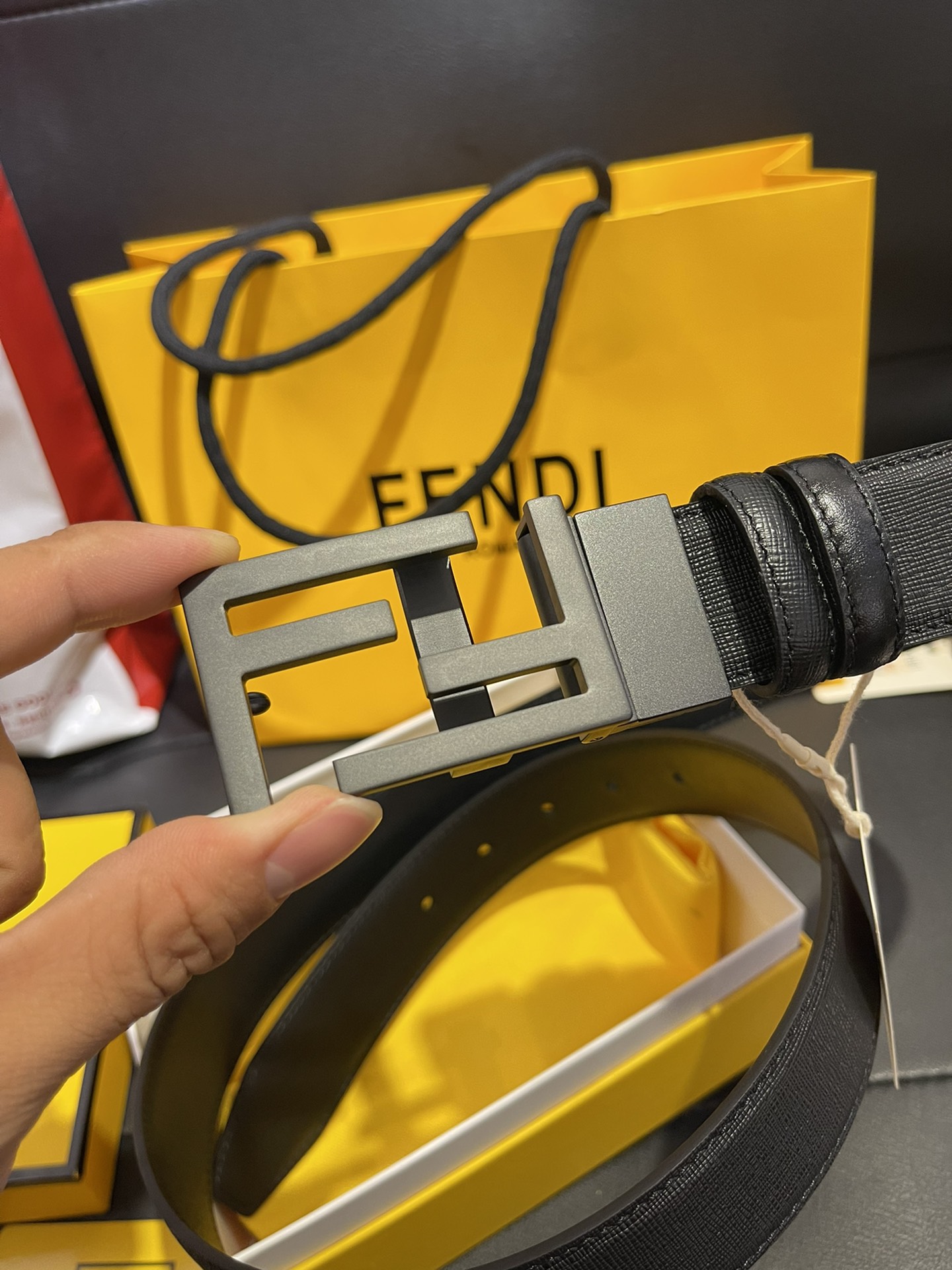 Fendi 同步礼盒 芬迪fendi 双面头层牛皮 十字纹 平纹双面可用，搭配精品五金砂黑工艺转动扣 休闲风格 可裁剪3.5宽度