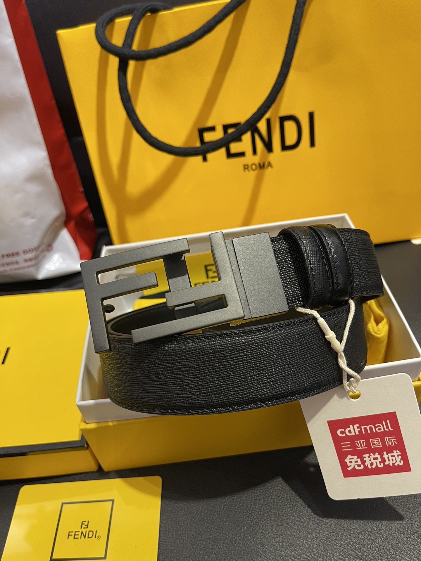 Fendi 同步礼盒 芬迪fendi 双面头层牛皮 十字纹 平纹双面可用，搭配精品五金砂黑工艺转动扣 休闲风格 可裁剪3.5宽度