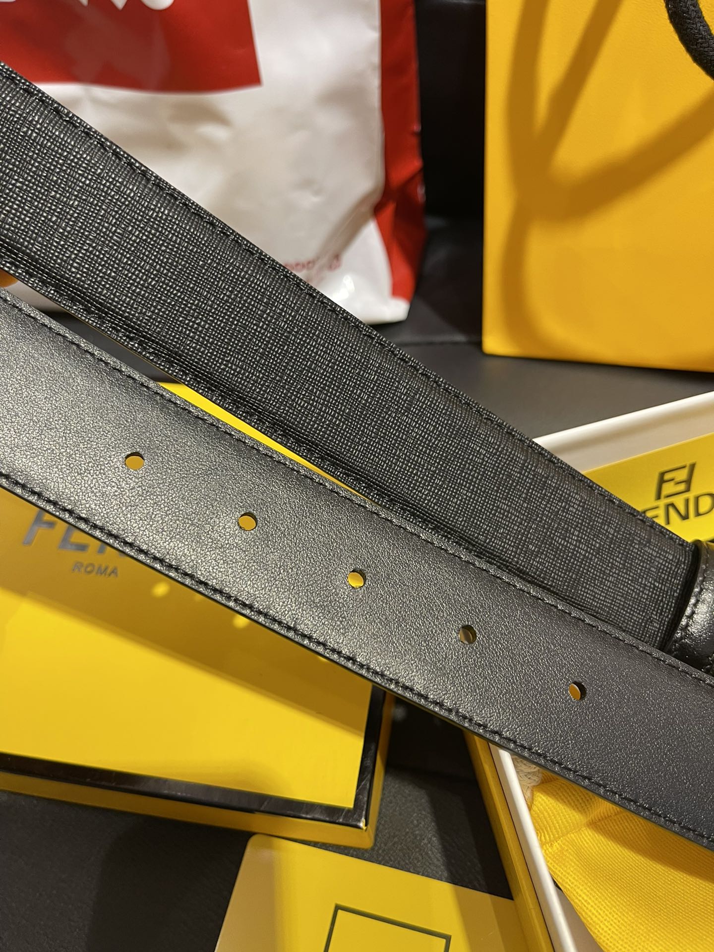 Fendi 同步礼盒 芬迪fendi 双面头层牛皮 十字纹 平纹双面可用，搭配精品五金砂黑工艺转动扣 休闲风格 可裁剪3.5宽度