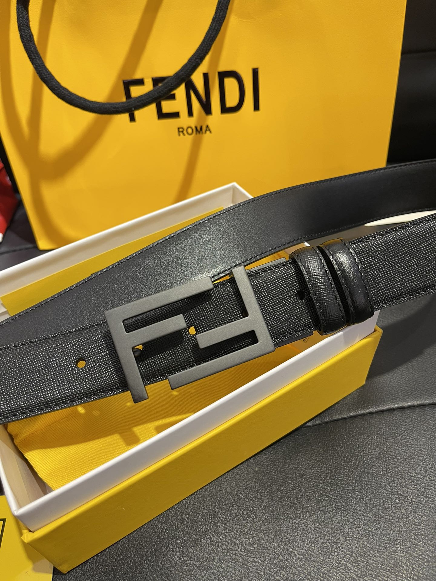 Fendi 同步礼盒 芬迪fendi 双面头层牛皮 十字纹 平纹双面可用，搭配精品五金砂黑工艺转动扣 休闲风格 可裁剪3.5宽度