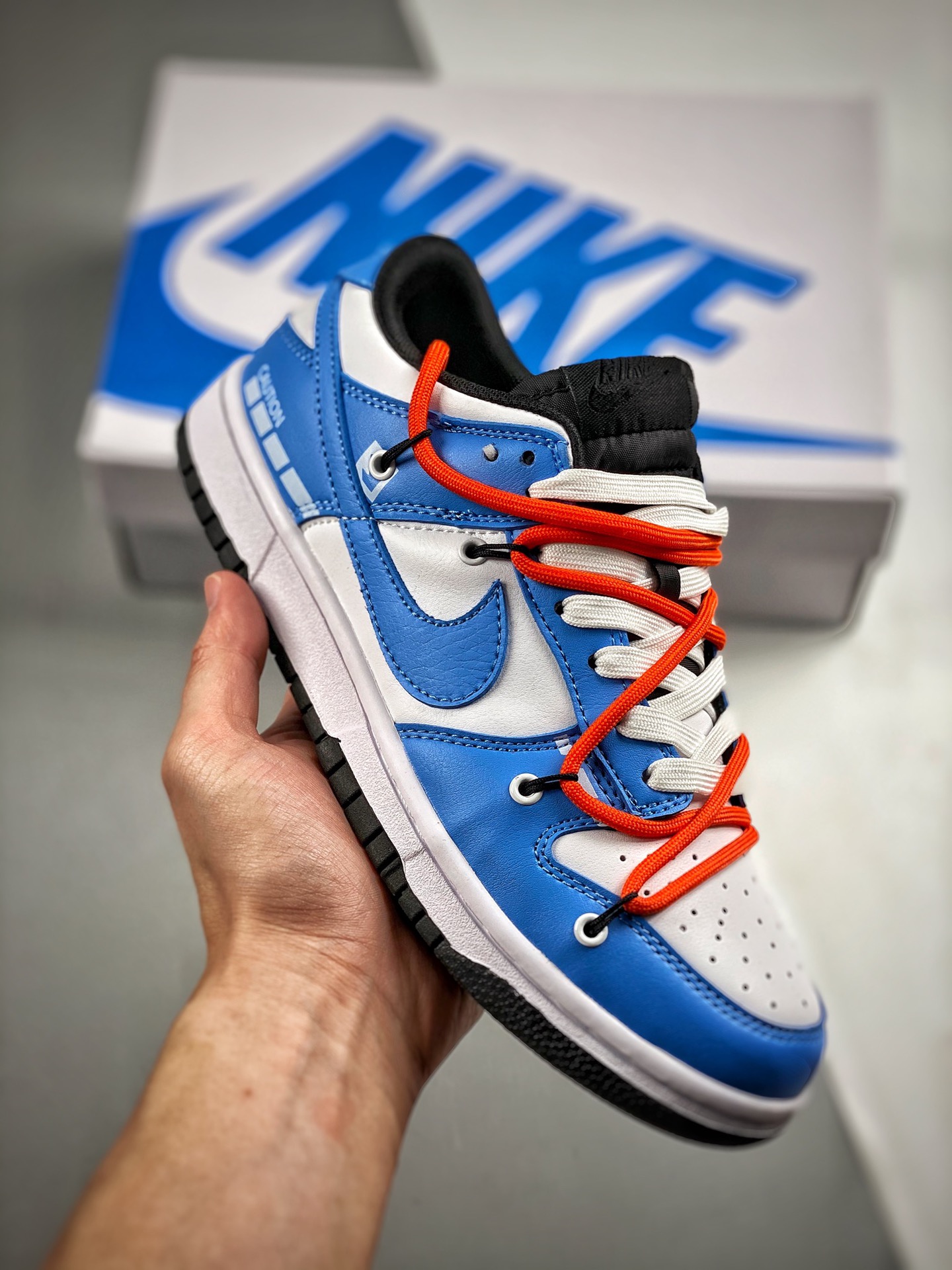-2 Futura x Nike Dunk Low SB edición conjunta, zapatillas de skate con correas deconstructivas. Este sistema de cordone…