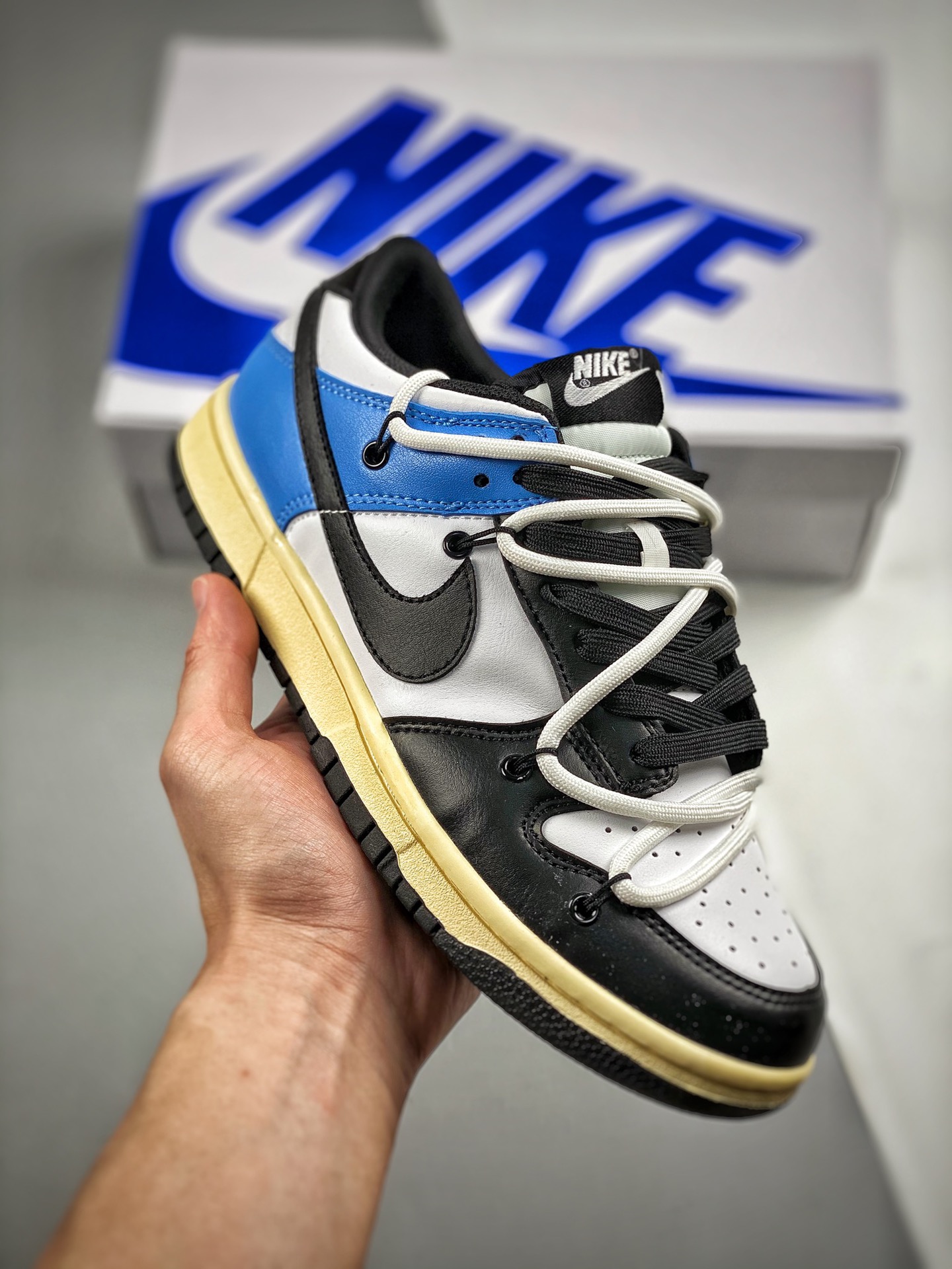 -2 Futura x Nike Dunk Low SB edición conjunta, zapatillas de skate con correas deconstructivas. Este sistema de cordone…
