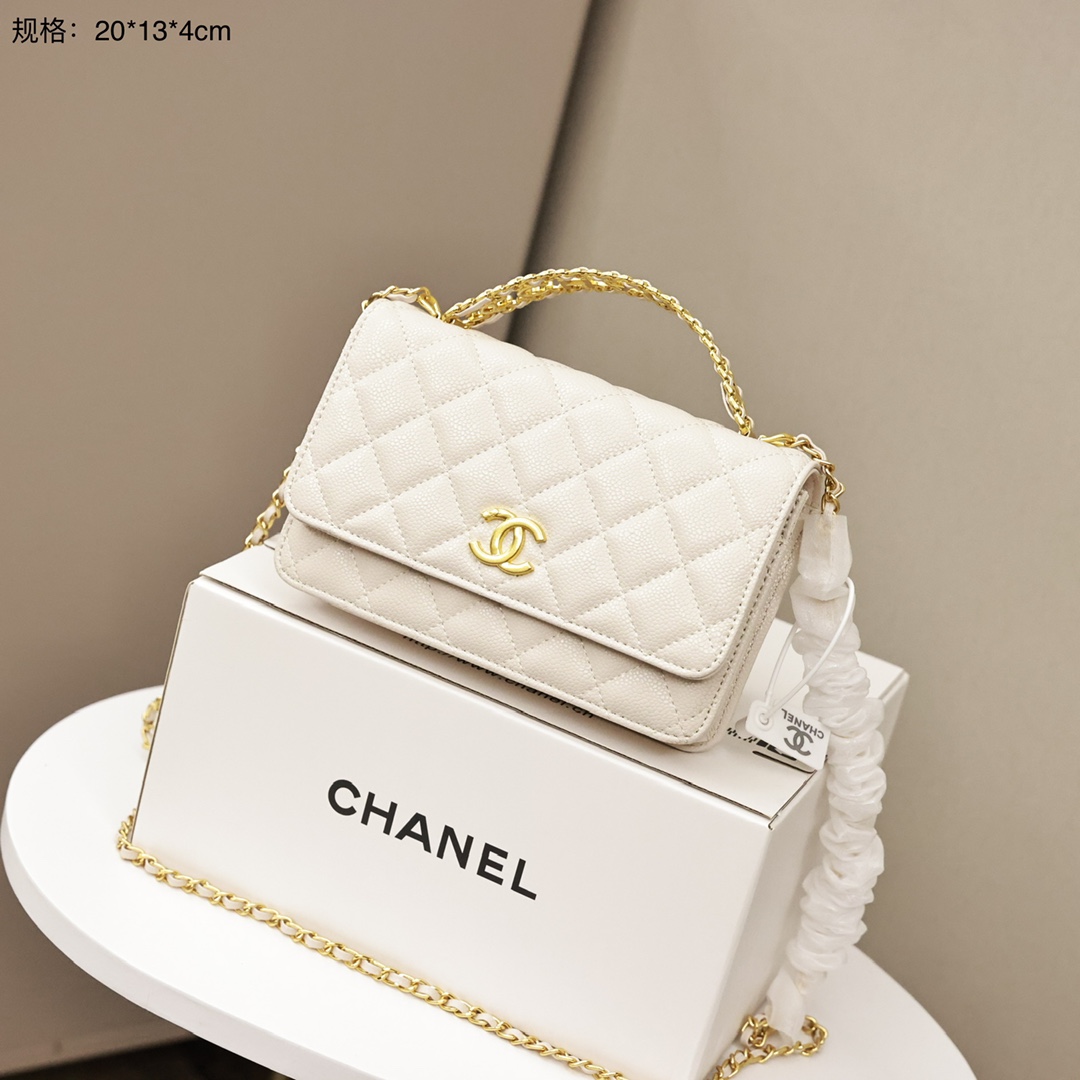 香奈儿22s新款woc手柄包💰240 镂空字母Chanel手柄,呈现出高级质感,可手拎可肩背展现独特魅力,容量可放下大屏手机等日常通勤用品,内设6个卡位 1个拉链袋,进口鱼子酱耐用又好看,绝美~ 规格:20*13*4cm