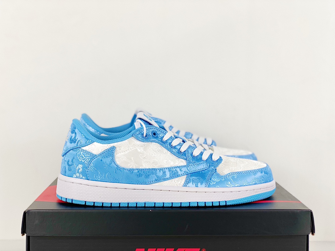 公司级 Air Jordan 1 Retro High OG 蓝丝绸倒勾 低帮 AJ1 乔丹1代 aj1 乔1 反向脚趾。亮点之处在于鞋侧的倒置 Swoosh。错版灵感来源于洛杉矶球鞋店铺收到一双特别的错版勾子倒过来，研发出反向勾的设计。