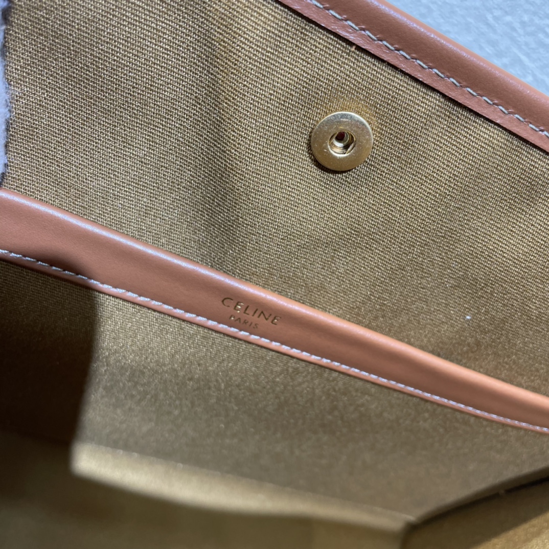 p720。 新品上线🅰️🅰️CE新出小号托特，老花托特实用大包包～款式是大大方方比较实用时尚，这个尺寸的老花大包里整体颜色偏深低调，各种百搭让通勤搭配有细节。耐磨的老花材料，不娇气不容易脏，手柄抓握感也不错‼️自重非常轻，很方便，上班族真是超适合这种大容量包包！容量上：容量超大的，日常通勤，上班毫无压力，甚至短途出差直接做行李包也非常合适‼️搭配上：百搭款，各种风格轻松hold 住，通勤搭配很绝‼️款号：199742 料棕尺寸：34×12.5×23