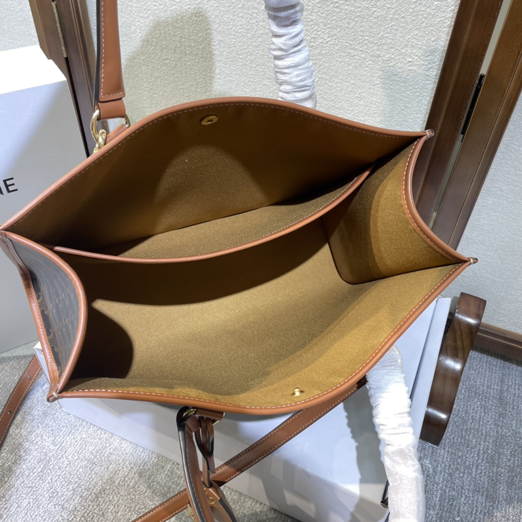 p720。 新品上线🅰️🅰️CE新出小号托特，老花托特实用大包包～款式是大大方方比较实用时尚，这个尺寸的老花大包里整体颜色偏深低调，各种百搭让通勤搭配有细节。耐磨的老花材料，不娇气不容易脏，手柄抓握感也不错‼️自重非常轻，很方便，上班族真是超适合这种大容量包包！容量上：容量超大的，日常通勤，上班毫无压力，甚至短途出差直接做行李包也非常合适‼️搭配上：百搭款，各种风格轻松hold 住，通勤搭配很绝‼️款号：199742 料棕尺寸：34×12.5×23