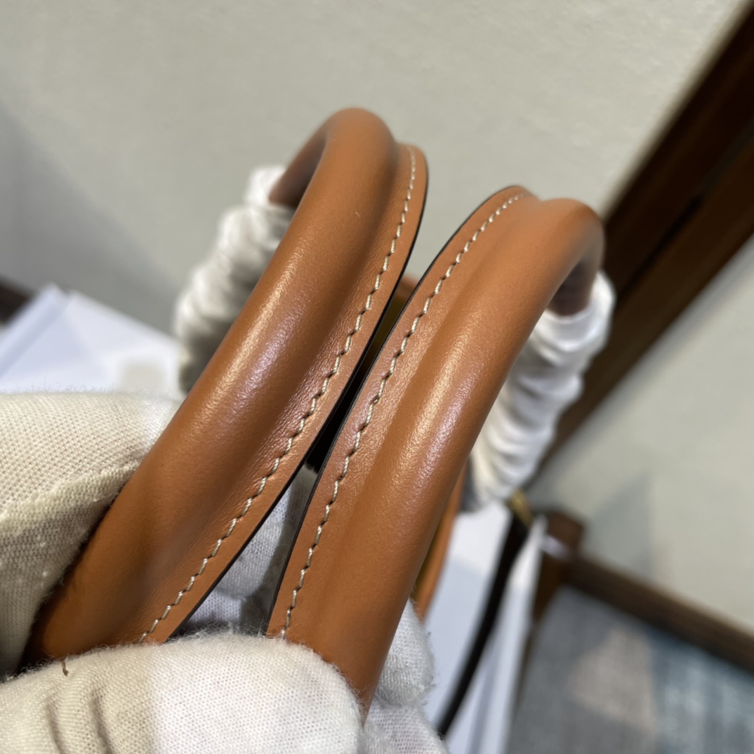 p720。 新品上线🅰️🅰️CE新出小号托特，老花托特实用大包包～款式是大大方方比较实用时尚，这个尺寸的老花大包里整体颜色偏深低调，各种百搭让通勤搭配有细节。耐磨的老花材料，不娇气不容易脏，手柄抓握感也不错‼️自重非常轻，很方便，上班族真是超适合这种大容量包包！容量上：容量超大的，日常通勤，上班毫无压力，甚至短途出差直接做行李包也非常合适‼️搭配上：百搭款，各种风格轻松hold 住，通勤搭配很绝‼️款号：199742 料棕尺寸：34×12.5×23