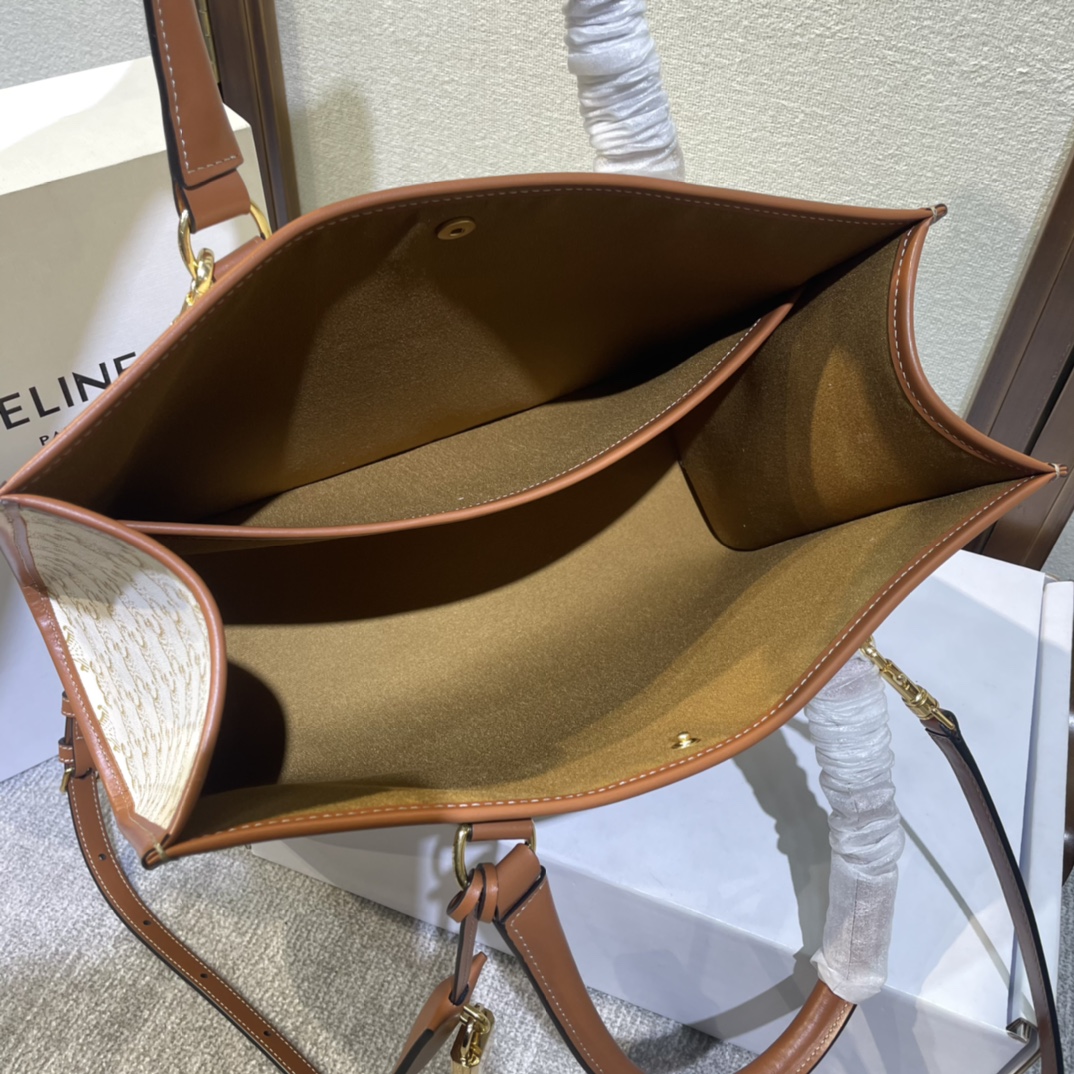 p720。 新品上线🅰️🅰️CE新出小号托特，老花托特实用大包包～款式是大大方方比较实用时尚，这个尺寸的老花大包里整体颜色偏深低调，各种百搭让通勤搭配有细节。耐磨的老花材料，不娇气不容易脏，手柄抓握感也不错‼️自重非常轻，很方便，上班族真是超适合这种大容量包包！容量上：容量超大的，日常通勤，上班毫无压力，甚至短途出差直接做行李包也非常合适‼️搭配上：百搭款，各种风格轻松hold 住，通勤搭配很绝‼️款号：199742 料棕尺寸：34×12.5×23