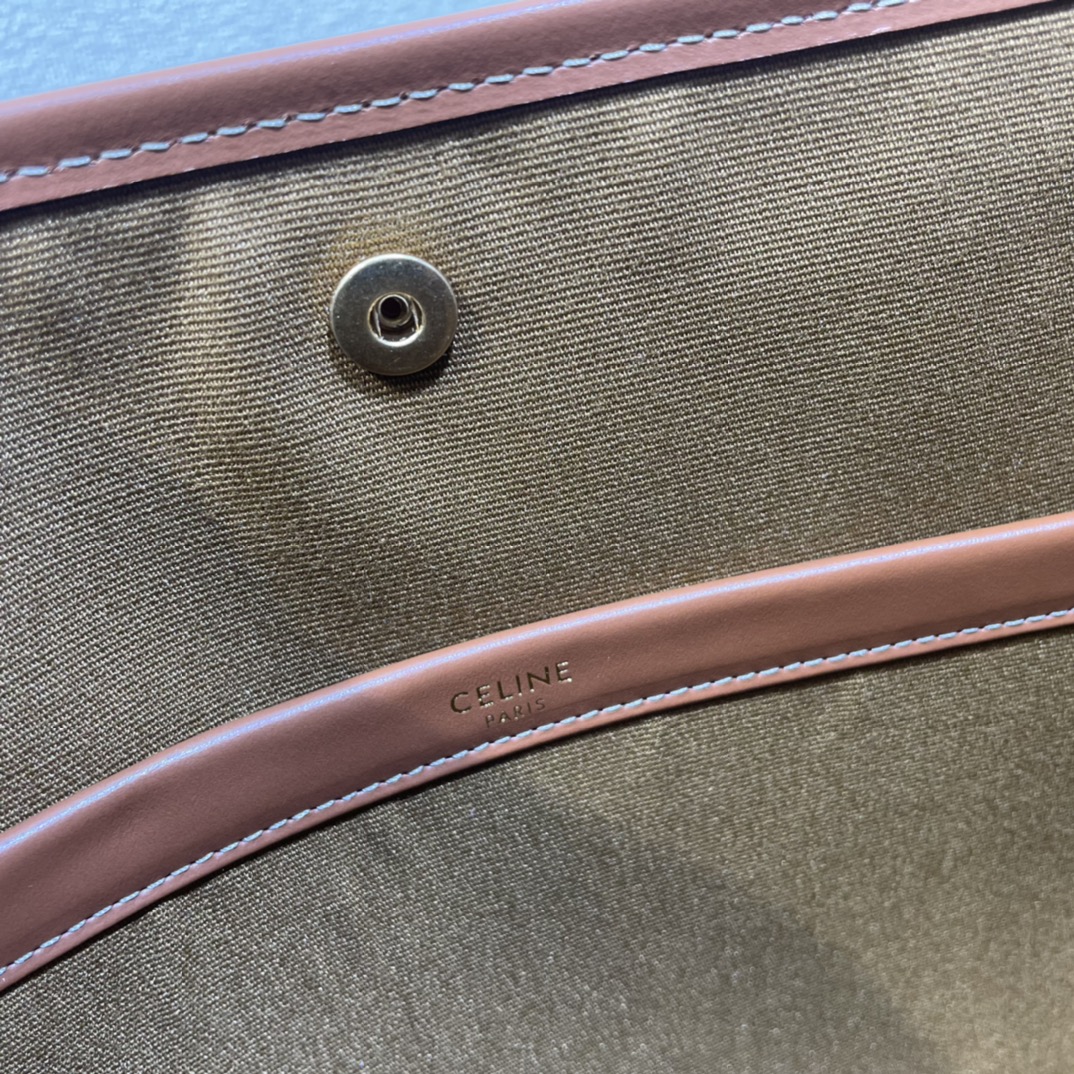 p720。 新品上线🅰️🅰️CE新出小号托特，老花托特实用大包包～款式是大大方方比较实用时尚，这个尺寸的老花大包里整体颜色偏深低调，各种百搭让通勤搭配有细节。耐磨的老花材料，不娇气不容易脏，手柄抓握感也不错‼️自重非常轻，很方便，上班族真是超适合这种大容量包包！容量上：容量超大的，日常通勤，上班毫无压力，甚至短途出差直接做行李包也非常合适‼️搭配上：百搭款，各种风格轻松hold 住，通勤搭配很绝‼️款号：199742 料棕尺寸：34×12.5×23