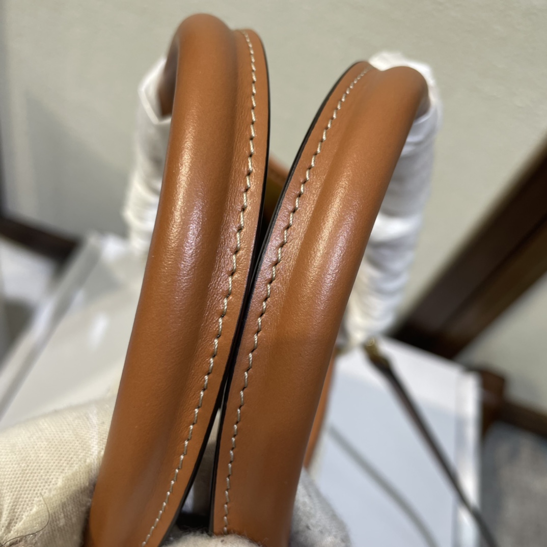 p720。 新品上线🅰️🅰️CE新出小号托特，老花托特实用大包包～款式是大大方方比较实用时尚，这个尺寸的老花大包里整体颜色偏深低调，各种百搭让通勤搭配有细节。耐磨的老花材料，不娇气不容易脏，手柄抓握感也不错‼️自重非常轻，很方便，上班族真是超适合这种大容量包包！容量上：容量超大的，日常通勤，上班毫无压力，甚至短途出差直接做行李包也非常合适‼️搭配上：百搭款，各种风格轻松hold 住，通勤搭配很绝‼️款号：199742 料棕尺寸：34×12.5×23