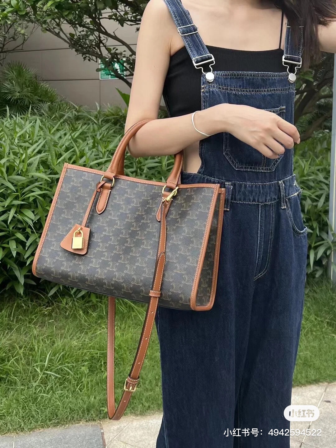 NO:206369,CELINE Spring and summer horizontal style new size small CABAS Tote handbag versatile Tote | Classic Triumph Old Flower Series portable is not picked. People bloggers and celebrities recommend calfskin   vc neutral bag fighter machine, scratch-resistant, lightweight, large capacity, fashionable and exquisite essential items!  If you are small, don’t have to worry about being taller and going out easily!  ,Celine,celine,celine,cowhide19860909CELINE 春夏季横款新出尺寸小号CABAS 托特手袋百搭托特|经典凯旋老花系列手提不挑 人博主明星极荐小牛皮 vc中性的包包的战斗 机、耐刮、轻便、容量大、时髦精必备单品！小 个子也不用担心压身高啦、轻轻松松出街！,赛琳celine,celine,celine,cowhide,Bag