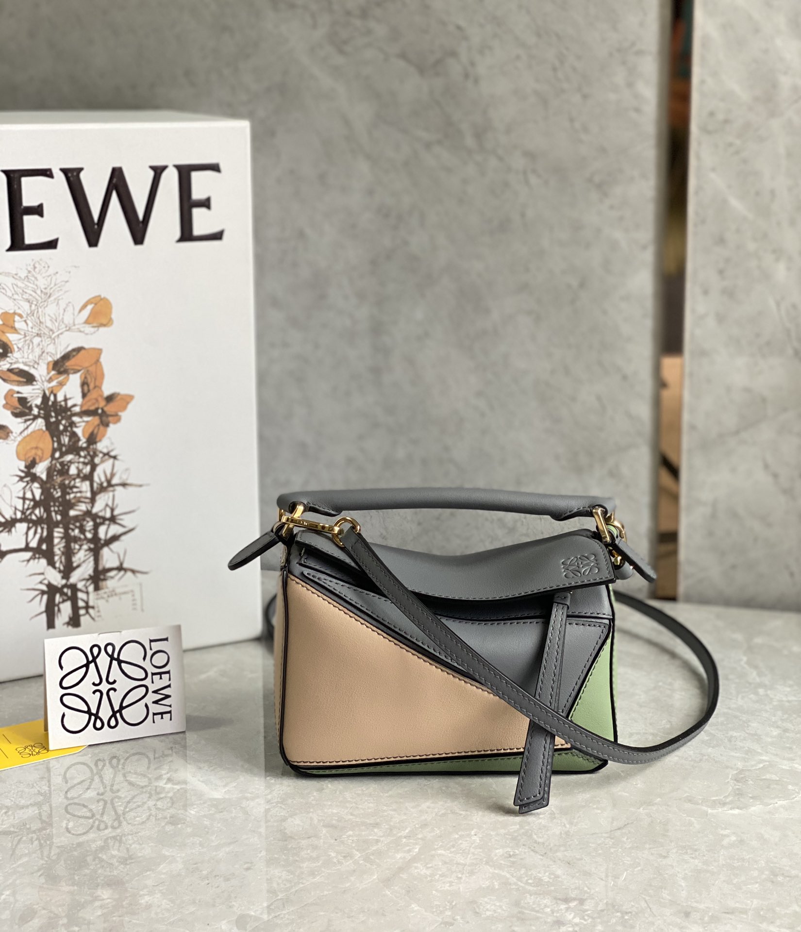 迷你号【LOEWE罗意威】超萌迷你几何包 PUZZLE -NEW 酷炫时尚感十足，大牌明星范儿十足，包包自身重量几乎️忽略，炒鸡实用，出门装手机小钱包口红粉饼,毫无累赘感，轻松愉快人生从此开启(你们最关心的xs，plus都ok哈）郑品独家拆包定制，高端独家私定制五金，进口小牛皮，德国进口莎菲线，进口ykk拉链，ZP工艺，原版礼盒包装，让你尊享顶级品质！型号：L061838，L10173。尺寸：18×12.5×8cm