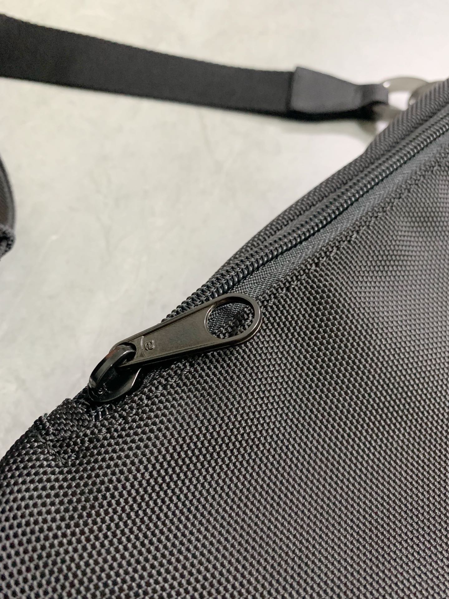 “Alexander Wang Nylon Gym Bag with Custom Embroidery Logo Design” - 图片 9